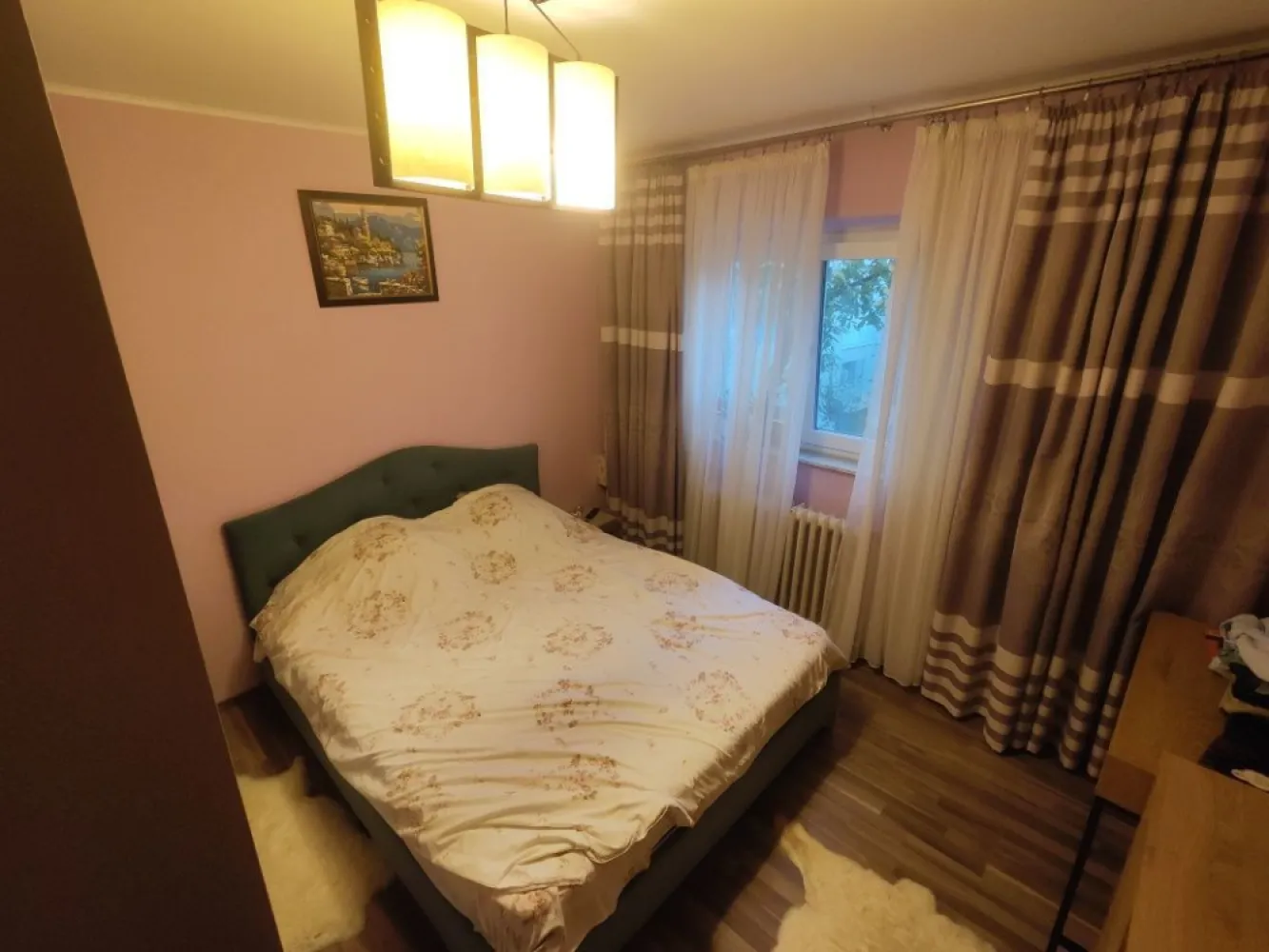 Apartament 3 camere Baneasa renovat mobilat 2 locuri parcare - Vand apartament decomandat cu 3 camere in Baneasa , pe Strada Baneasa, la 1 minut de mers pe jos de scoala 7 si gradinita 122, 3 minute de parc, langa Aeroport Baneasa si viitoarea statie de metrou.
 Pozitie excelenta, etaj 1 , orientat spre sud, copaci care asigura si umbra, nu este la bulevard, are 2 bai, balcon generos pentru depozitare si pentru a usca rufe. Spatii suficiente de depozitare.
 2 locuri de parcare !!
 Renovat complet in urma cu aproximativ 5 ani - instalatii sanitare, electrice, inlocuit gresie, faianta, parchet, mobila noua .
 Dispune de 2 aparate de aer conditionat, dintre care 1 pe hol , geamuri termopan tripan.
 Se vinde mobilat si utilat, gata de mutat in el. Totul este functional! 
 Blocul a fost reabilitat termic in urma cu 2 ani, constructia fiind din anul 1982.
 Oportunitate uriasa, genul acesta de apartament nu apare in fiecare zi la vanzare!
Daca este telefonul inchis, lasati sms si va contactez eu.
 Pentru agentii- nu platim comision.