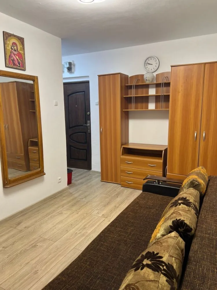 Vanzare garsoniera Piata Alba Iulia, Decebal, str. Moise Nicoara - Proprietar. Vând garsonieră renovată 2024, parchet, ușa metalică, termopan, instalație sanitară schimbată, bloc reabilitat termic, etaj 4/10. 
Utilată și mobilată complet. 
Se vinde cu tot ce se vede în poze. 
Mijloace de transport la 2 minute de mers pe jos în bulevardul Unirii. 
În zona: piața Alba Iulia, piața Muncii, bld. Decebal, bld. Unirii, bld. Burebista, Mall Vitan
Tel: 07******94