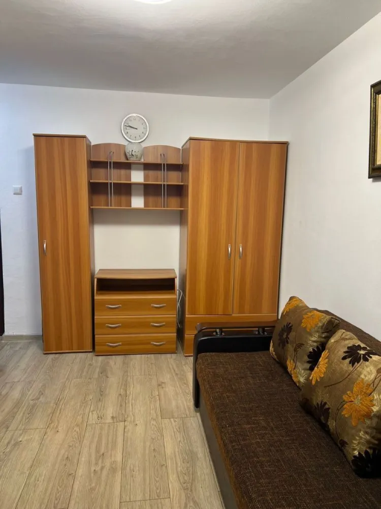 Vanzare garsoniera Piata Alba Iulia, Decebal, str. Moise Nicoara - Proprietar. Vând garsonieră renovată 2024, parchet, ușa metalică, termopan, instalație sanitară schimbată, bloc reabilitat termic, etaj 4/10. 
Utilată și mobilată complet. 
Se vinde cu tot ce se vede în poze. 
Mijloace de transport la 2 minute de mers pe jos în bulevardul Unirii. 
În zona: piața Alba Iulia, piața Muncii, bld. Decebal, bld. Unirii, bld. Burebista, Mall Vitan
Tel: 07******94