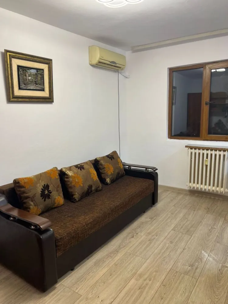 Vanzare garsoniera Piata Alba Iulia, Decebal, str. Moise Nicoara - Proprietar. Vând garsonieră renovată 2024, parchet, ușa metalică, termopan, instalație sanitară schimbată, bloc reabilitat termic, etaj 4/10. 
Utilată și mobilată complet. 
Se vinde cu tot ce se vede în poze. 
Mijloace de transport la 2 minute de mers pe jos în bulevardul Unirii. 
În zona: piața Alba Iulia, piața Muncii, bld. Decebal, bld. Unirii, bld. Burebista, Mall Vitan
Tel: 07******94
