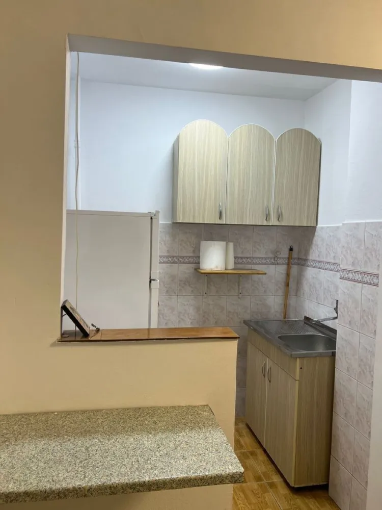 Vanzare garsoniera Piata Alba Iulia, Decebal, str. Moise Nicoara - Proprietar. Vând garsonieră renovată 2024, parchet, ușa metalică, termopan, instalație sanitară schimbată, bloc reabilitat termic, etaj 4/10. 
Utilată și mobilată complet. 
Se vinde cu tot ce se vede în poze. 
Mijloace de transport la 2 minute de mers pe jos în bulevardul Unirii. 
În zona: piața Alba Iulia, piața Muncii, bld. Decebal, bld. Unirii, bld. Burebista, Mall Vitan
Tel: 07******94