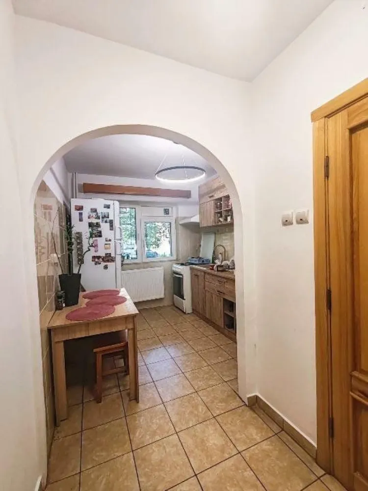 4 Camere | Decomandat | Parter | Titulescu - Ocazie, apartamentul este renovat in Octombrie 2024, liber imediat. Cu vedere la gradina din spatele blocului pentru toate cele 3 dormitoare. 
Bucătăria şi livingul au vedere la gradina din fata blocului. 
Excelent amplasat atât pentru locuinta cât şi pentru o afacere blocul este izolat termic şi fonic asigurând un confort sporit cu răcoare vara şi căldură pe perioada anotimpului rece.
Apartamentul are 2 bai şi spaţii de depozitare generoase, fiind excelent compartimentat.