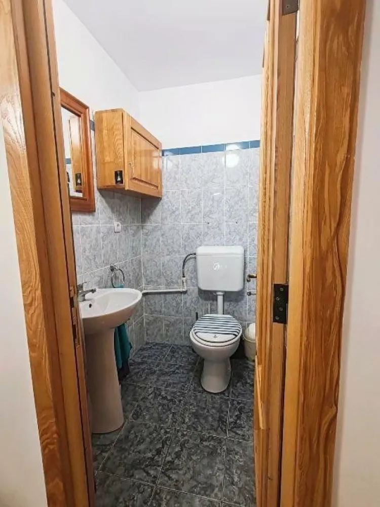 4 Camere | Decomandat | Parter | Titulescu - Ocazie, apartamentul este renovat in Octombrie 2024, liber imediat. Cu vedere la gradina din spatele blocului pentru toate cele 3 dormitoare. 
Bucătăria şi livingul au vedere la gradina din fata blocului. 
Excelent amplasat atât pentru locuinta cât şi pentru o afacere blocul este izolat termic şi fonic asigurând un confort sporit cu răcoare vara şi căldură pe perioada anotimpului rece.
Apartamentul are 2 bai şi spaţii de depozitare generoase, fiind excelent compartimentat.