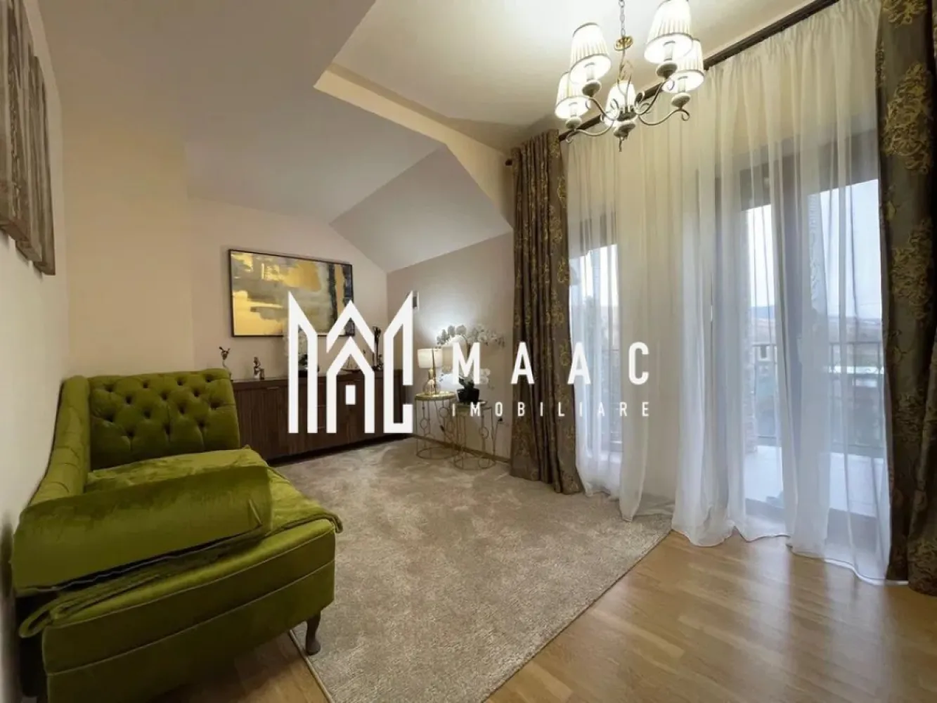 Casă complet mobilată | Teren 407 mp I Garaj și foișor I Șura Mare - MAAC Imobiliare propune spre vânzare o casă unifamilială, situată în localitatea Șura Mare, într-o zonă liniștită și bine conectată cu orașul Sibiu. Proprietatea beneficiază de un teren generos de 407 mp și o suprafață utilă de 164 mp, la care se adaugă terasă, balcoane și garaj.

Compartimentare funcțională, pe două niveluri:
Parter:
Living generos de 42,35 mp
Bucătărie separată
Baie
Cămară
Cameră tehnică
Terasă cu ieșire directă din bucătărie

Etaj:
3 dormitoare
2 dressinguri
Hol
Baie
2 balcoane

Dotări și avantaje:
Tâmplărie PVC Qfort cu geam tripan
Rulouri electrice la ferestre și uși, atât la parter cât și la etaj
Încălzire atât prin centrală pe gaz (în garanție), cât și prin centrală pe lemne
Curent trifazic, apă curentă, canalizare
Garaj în curte cu 2 porți electrice
Foișor amenajat
Poartă auto automatizată

Se vinde complet mobilată și utilată

Această proprietate este ideală pentru o familie care își dorește confort, spațiu și un cadru liniștit, la câțiva kilometri de Sibiu. 
O locuință completă, bine dotată și pregătită pentru mutare.

Pentru mai multe detalii, menționați telefonic ID: CP2555455