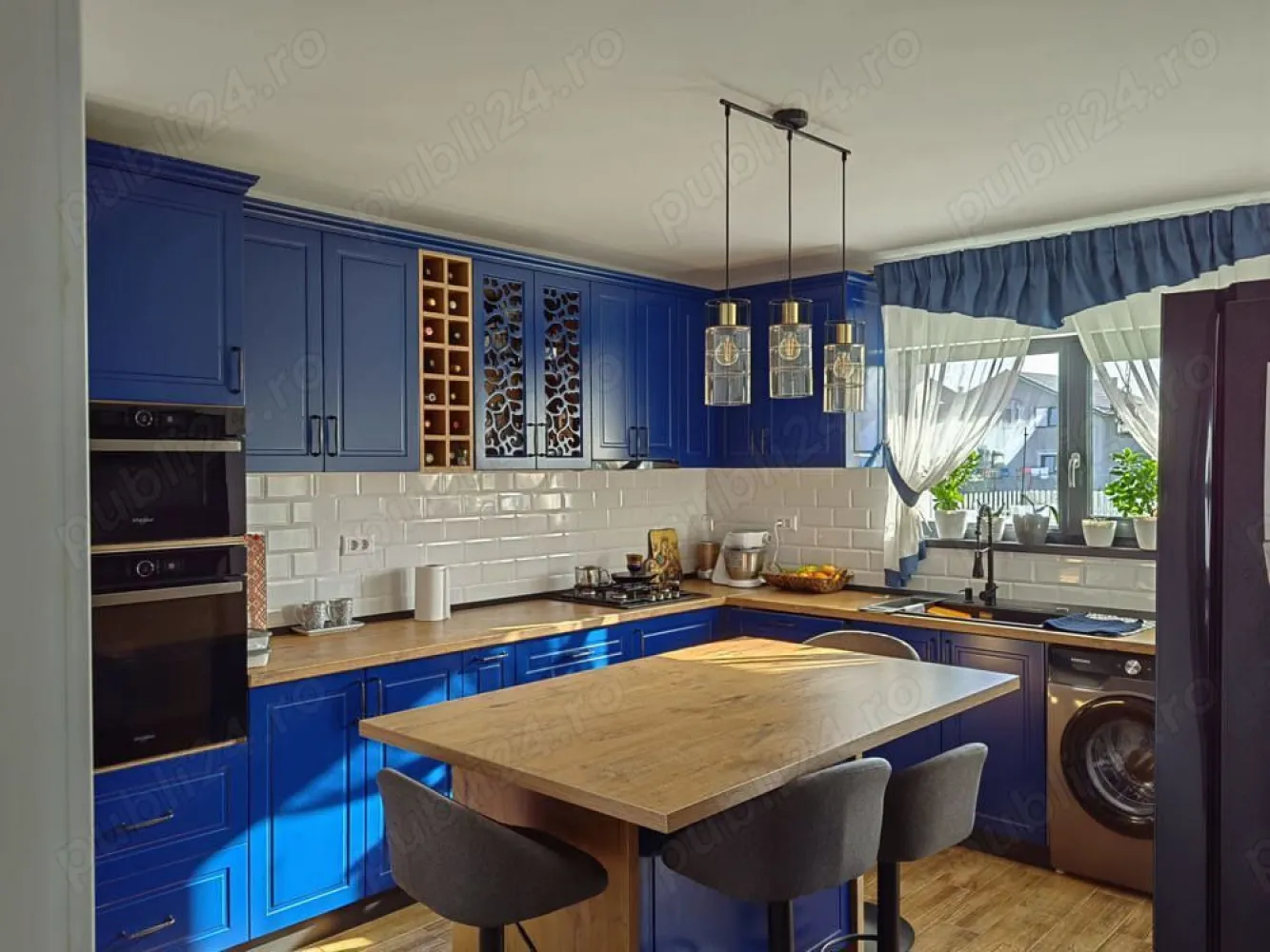 Casa de vânzare Miroslava D+P+1E - Proprietar vând casă model deosebit tip mediteranean în Vorovesti-Miroslava D+P+1E racordată la toate utilitățile,139mp utili, 430 mp teren, 15mp beci, Terasa acoperita 15mp.
Ascces rapid la strada principală asfaltata 150m, stație de autobuz la 200m,spălătorie auto la 200 m,supermarket, farmacie, grădiniță, școală.
Instalație automatizata de irigare
Centrala termica prin condensare - sistem de incalzire centralizat pe 3 zone cu termostate. 
Canalizare tip fosa ecologica 
Încălzire în pardoseala la parter și etaj calorifere. 
Finisaje de înaltă calitate,loc de parcare. 
Construcție 2022 
Scari interioare din lemn masiv
Uși lemn masiv
Mobila bucătărie pe comanda din MDF Vopsit
Bai echipate complet, vas wc suspendat grohe, lavoar ceramica, etc. 
Cabina de dus și cada premium cu termostat grohe. 
Demisol - Beci 15m 
Parter- Living spațios, bucătărie separată cu ieșire pe terasă, hol, baie
Etaj- 3 camere cu balcoane, baie, hol, pod pentru depozitare.

 Preț 230.000eur - persoana fizica -(zero șapte patru trei șapte opt noua zero trei șapte)