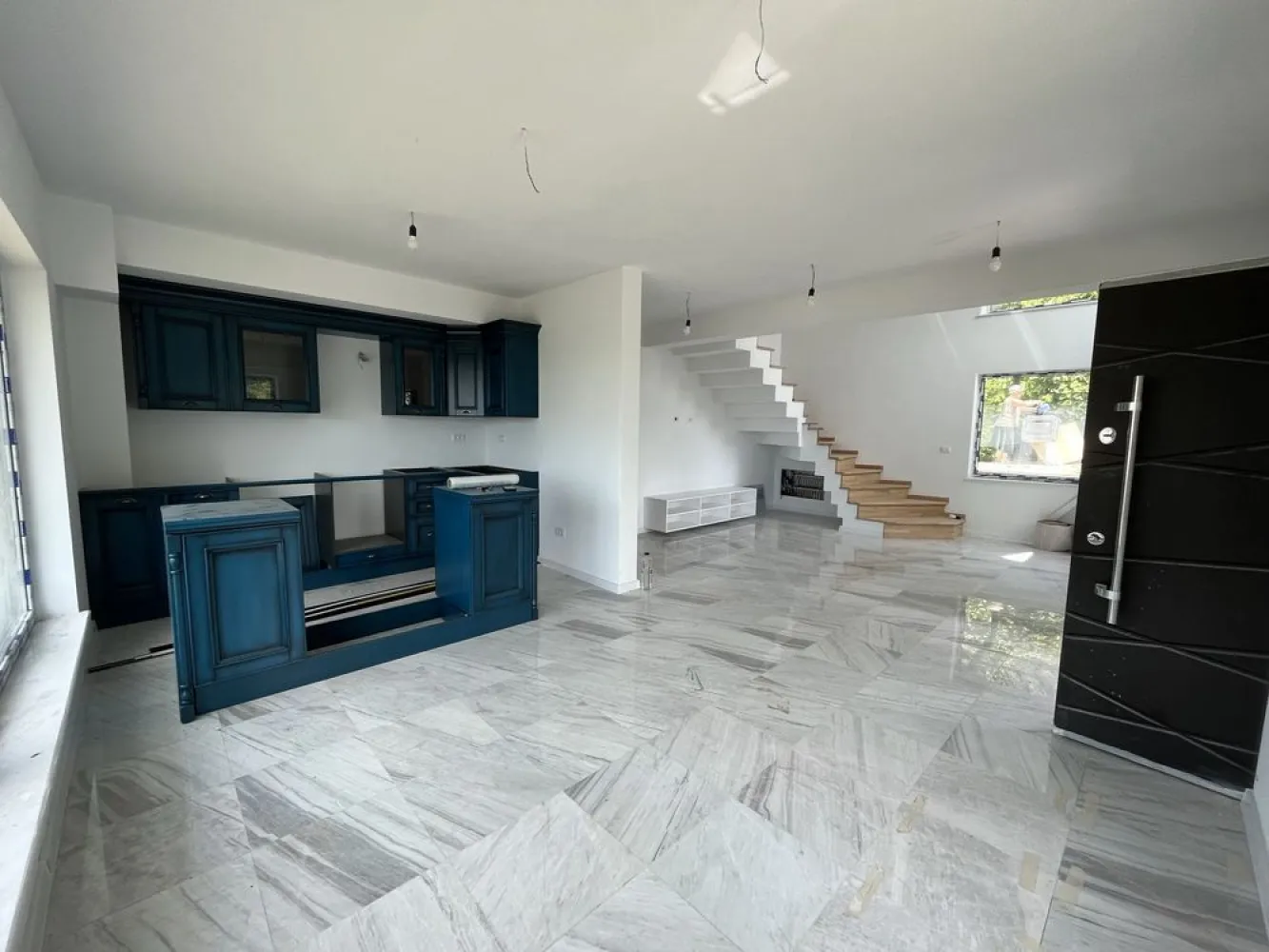 Vand casa in Bucium cu vedere la oras - Vânzare Casă în Bucium, Iași
Detalii Locație:
* Localitate: Bucium, Iași, in spatele Pensiunii All Season
* Suprafață Teren: 500 mp
* Suprafață Utilă: 150 mp
* Suprafață Totală (inclusiv balcoane): 180 mp
Configurație:
* Structură: Parter + Mansardă
* Vedere minunata catre oras din living si dormitoare
* Compartimentare: Living open space, bucătărie, hol intrare principală, 3 dormitoare, dressing separate, 2 băi, pod și deci, doua balcoane spatioase
* Parter: living open space, bucatarie, un dormitor, baie cu dus, hol intrare principal
* Etaj: Doua dormitoare cu Teresa si vedere la oras, baie cu cada, dressing
Caracteristici:
* Utilități: Curent electric, apă de la fântână (put), fosa septic
* Sistem de Încălzire: incalzire prin pardoseala, centrală termică pe peleți
* Finisaje: Marmură în living, bucătărie și ambele băi, geamuri tripan, mocheta de cea mai buna calitate tot etajul si dormitorul de la parter
* Functii extra: sistem de Supraveghere cu 4 camere video din care una acopera 360 de grade
* Mobilier: Bucătăria și băile sunt mobilate
* Alte Spații: Cameră centrală, pod si beci
* Dezavantaj: Fațada necesită finalizare, put și fosa (trebuie conectate la casă)
Utilități în Proces de Implementare:
* Gaz: Proiect de montare în desfășurare, la capătul străzii
Preț: 165.000 € 
Contact: 07********83
* Număr de Telefon: 07********83