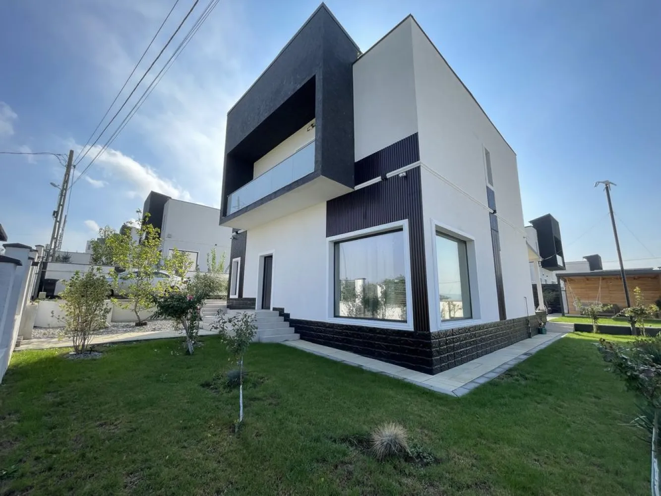 Vila cu piscina PREMIUM in Bucium - Va propun spre vanzare o vila de lux avand 6 camere, 145mp utili si 570mp curte, finalizata in anul 2023, in zona Bucium.

Vila este inconjurata de spatiu verde, are o priveliste panoramica deosebita asupra orasului, si ofera tot confortul unei proprietati de lux din zona

Cu siguranta prezentarea acestei proprietati nu poate fi cuprinsa in cateva paragrafe, astfel incat imi face placere sa va invit la o discutie telefonica, pentru o prezentare oficiala.

Detalii 
07********40