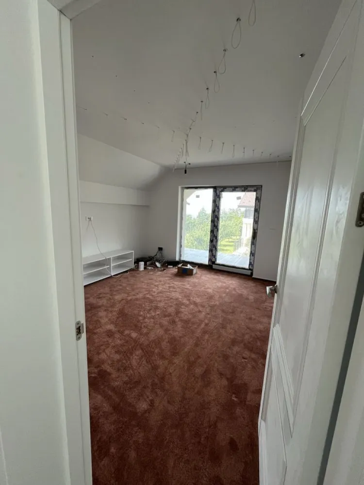Vand casa in Bucium cu vedere la oras - Vânzare Casă în Bucium, Iași
Detalii Locație:
* Localitate: Bucium, Iași, in spatele Pensiunii All Season
* Suprafață Teren: 500 mp
* Suprafață Utilă: 150 mp
* Suprafață Totală (inclusiv balcoane): 180 mp
Configurație:
* Structură: Parter + Mansardă
* Vedere minunata catre oras din living si dormitoare
* Compartimentare: Living open space, bucătărie, hol intrare principală, 3 dormitoare, dressing separate, 2 băi, pod și deci, doua balcoane spatioase
* Parter: living open space, bucatarie, un dormitor, baie cu dus, hol intrare principal
* Etaj: Doua dormitoare cu Teresa si vedere la oras, baie cu cada, dressing
Caracteristici:
* Utilități: Curent electric, apă de la fântână (put), fosa septic
* Sistem de Încălzire: incalzire prin pardoseala, centrală termică pe peleți
* Finisaje: Marmură în living, bucătărie și ambele băi, geamuri tripan, mocheta de cea mai buna calitate tot etajul si dormitorul de la parter
* Functii extra: sistem de Supraveghere cu 4 camere video din care una acopera 360 de grade
* Mobilier: Bucătăria și băile sunt mobilate
* Alte Spații: Cameră centrală, pod si beci
* Dezavantaj: Fațada necesită finalizare, put și fosa (trebuie conectate la casă)
Utilități în Proces de Implementare:
* Gaz: Proiect de montare în desfășurare, la capătul străzii
Preț: 165.000 € 
Contact: 07********83
* Număr de Telefon: 07********83