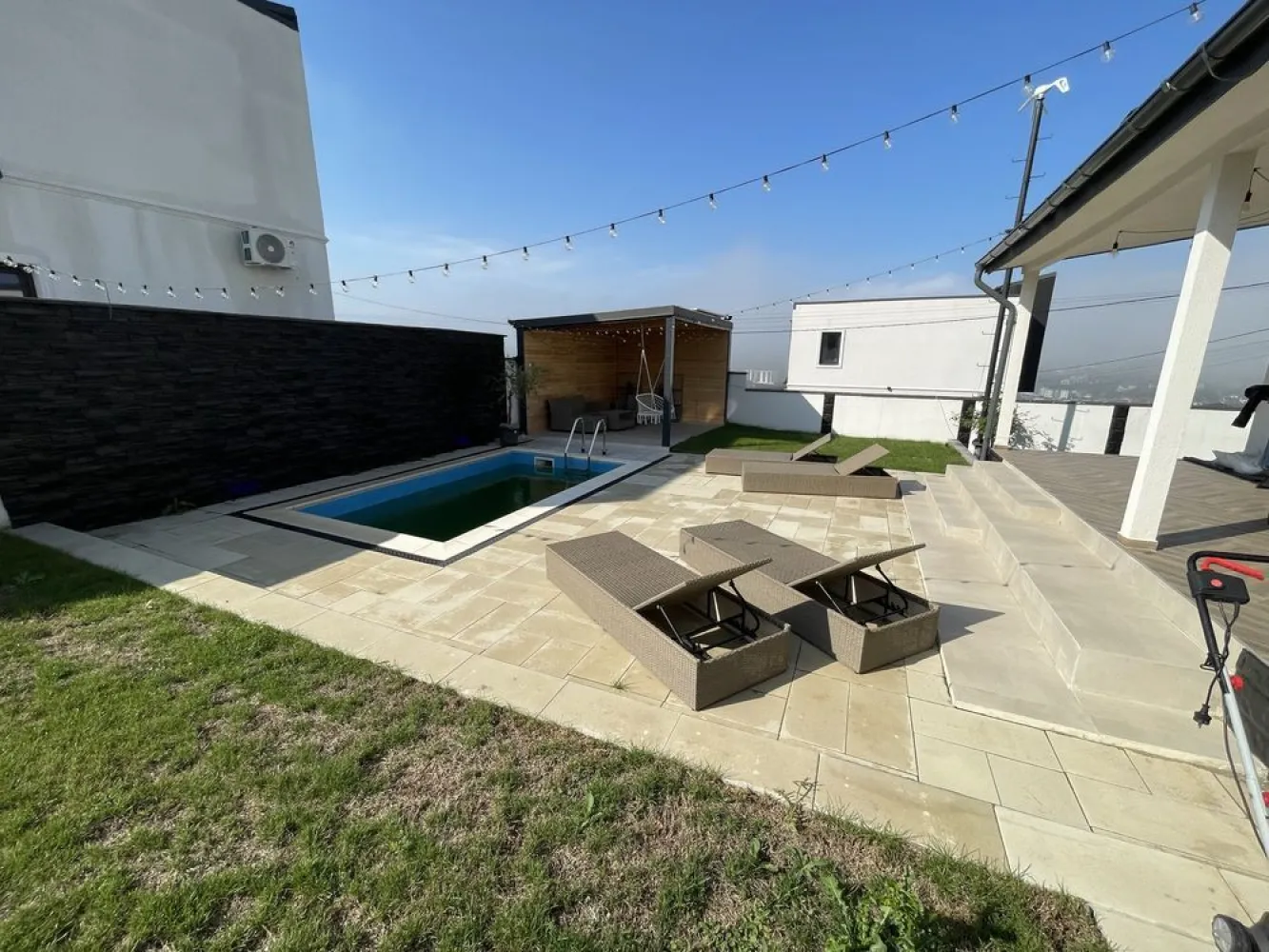 Vila cu piscina PREMIUM in Bucium - Va propun spre vanzare o vila de lux avand 6 camere, 145mp utili si 570mp curte, finalizata in anul 2023, in zona Bucium.

Vila este inconjurata de spatiu verde, are o priveliste panoramica deosebita asupra orasului, si ofera tot confortul unei proprietati de lux din zona

Cu siguranta prezentarea acestei proprietati nu poate fi cuprinsa in cateva paragrafe, astfel incat imi face placere sa va invit la o discutie telefonica, pentru o prezentare oficiala.

Detalii 
07********40