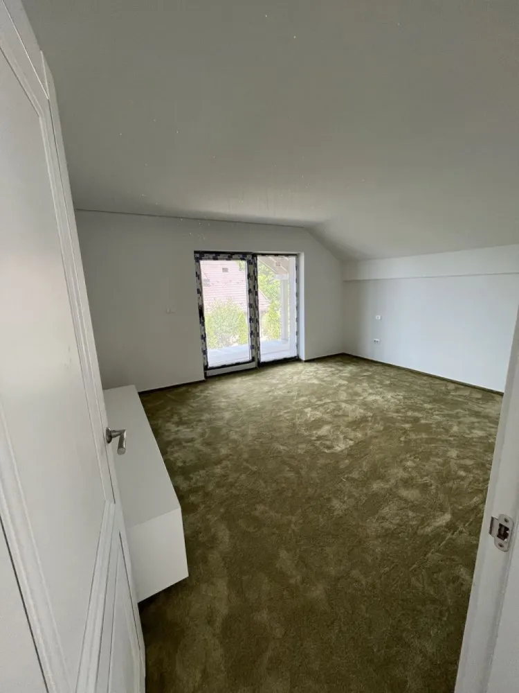 Vand casa in Bucium cu vedere la oras - Vânzare Casă în Bucium, Iași
Detalii Locație:
* Localitate: Bucium, Iași, in spatele Pensiunii All Season
* Suprafață Teren: 500 mp
* Suprafață Utilă: 150 mp
* Suprafață Totală (inclusiv balcoane): 180 mp
Configurație:
* Structură: Parter + Mansardă
* Vedere minunata catre oras din living si dormitoare
* Compartimentare: Living open space, bucătărie, hol intrare principală, 3 dormitoare, dressing separate, 2 băi, pod și deci, doua balcoane spatioase
* Parter: living open space, bucatarie, un dormitor, baie cu dus, hol intrare principal
* Etaj: Doua dormitoare cu Teresa si vedere la oras, baie cu cada, dressing
Caracteristici:
* Utilități: Curent electric, apă de la fântână (put), fosa septic
* Sistem de Încălzire: incalzire prin pardoseala, centrală termică pe peleți
* Finisaje: Marmură în living, bucătărie și ambele băi, geamuri tripan, mocheta de cea mai buna calitate tot etajul si dormitorul de la parter
* Functii extra: sistem de Supraveghere cu 4 camere video din care una acopera 360 de grade
* Mobilier: Bucătăria și băile sunt mobilate
* Alte Spații: Cameră centrală, pod si beci
* Dezavantaj: Fațada necesită finalizare, put și fosa (trebuie conectate la casă)
Utilități în Proces de Implementare:
* Gaz: Proiect de montare în desfășurare, la capătul străzii
Preț: 165.000 € 
Contact: 07********83
* Număr de Telefon: 07********83