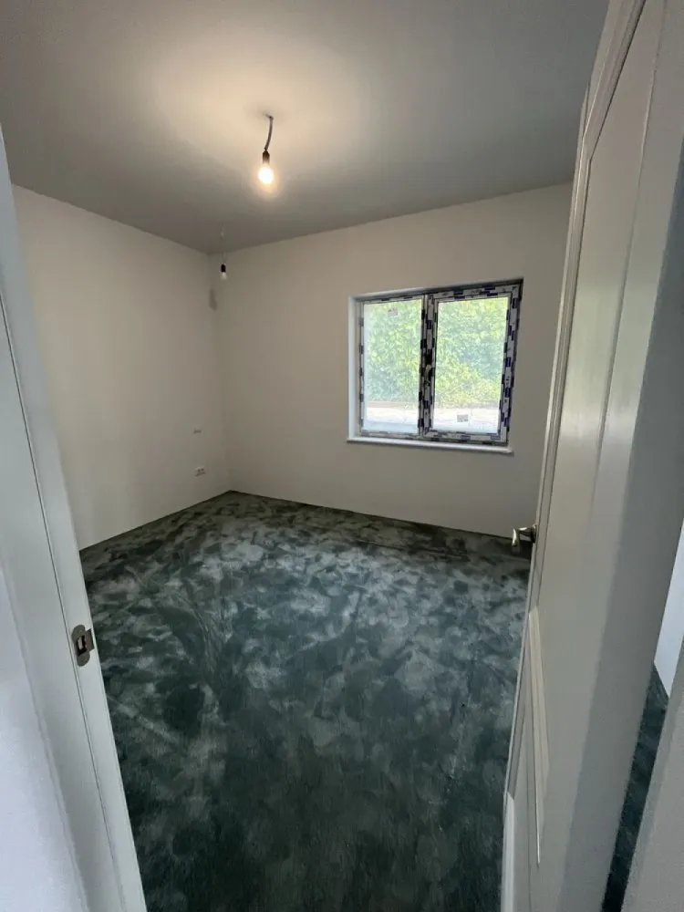 Vand casa in Bucium cu vedere la oras - Vânzare Casă în Bucium, Iași
Detalii Locație:
* Localitate: Bucium, Iași, in spatele Pensiunii All Season
* Suprafață Teren: 500 mp
* Suprafață Utilă: 150 mp
* Suprafață Totală (inclusiv balcoane): 180 mp
Configurație:
* Structură: Parter + Mansardă
* Vedere minunata catre oras din living si dormitoare
* Compartimentare: Living open space, bucătărie, hol intrare principală, 3 dormitoare, dressing separate, 2 băi, pod și deci, doua balcoane spatioase
* Parter: living open space, bucatarie, un dormitor, baie cu dus, hol intrare principal
* Etaj: Doua dormitoare cu Teresa si vedere la oras, baie cu cada, dressing
Caracteristici:
* Utilități: Curent electric, apă de la fântână (put), fosa septic
* Sistem de Încălzire: incalzire prin pardoseala, centrală termică pe peleți
* Finisaje: Marmură în living, bucătărie și ambele băi, geamuri tripan, mocheta de cea mai buna calitate tot etajul si dormitorul de la parter
* Functii extra: sistem de Supraveghere cu 4 camere video din care una acopera 360 de grade
* Mobilier: Bucătăria și băile sunt mobilate
* Alte Spații: Cameră centrală, pod si beci
* Dezavantaj: Fațada necesită finalizare, put și fosa (trebuie conectate la casă)
Utilități în Proces de Implementare:
* Gaz: Proiect de montare în desfășurare, la capătul străzii
Preț: 165.000 € 
Contact: 07********83
* Număr de Telefon: 07********83