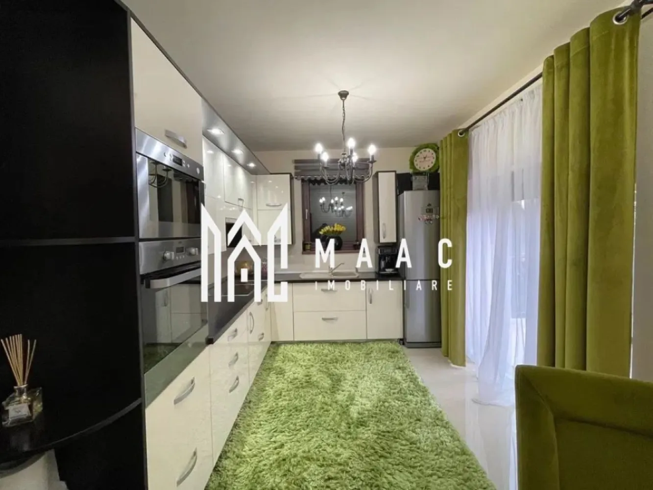 Casă complet mobilată | Teren 407 mp I Garaj și foișor I Șura Mare - MAAC Imobiliare propune spre vânzare o casă unifamilială, situată în localitatea Șura Mare, într-o zonă liniștită și bine conectată cu orașul Sibiu. Proprietatea beneficiază de un teren generos de 407 mp și o suprafață utilă de 164 mp, la care se adaugă terasă, balcoane și garaj.

Compartimentare funcțională, pe două niveluri:
Parter:
Living generos de 42,35 mp
Bucătărie separată
Baie
Cămară
Cameră tehnică
Terasă cu ieșire directă din bucătărie

Etaj:
3 dormitoare
2 dressinguri
Hol
Baie
2 balcoane

Dotări și avantaje:
Tâmplărie PVC Qfort cu geam tripan
Rulouri electrice la ferestre și uși, atât la parter cât și la etaj
Încălzire atât prin centrală pe gaz (în garanție), cât și prin centrală pe lemne
Curent trifazic, apă curentă, canalizare
Garaj în curte cu 2 porți electrice
Foișor amenajat
Poartă auto automatizată

Se vinde complet mobilată și utilată

Această proprietate este ideală pentru o familie care își dorește confort, spațiu și un cadru liniștit, la câțiva kilometri de Sibiu. 
O locuință completă, bine dotată și pregătită pentru mutare.

Pentru mai multe detalii, menționați telefonic ID: CP2555455