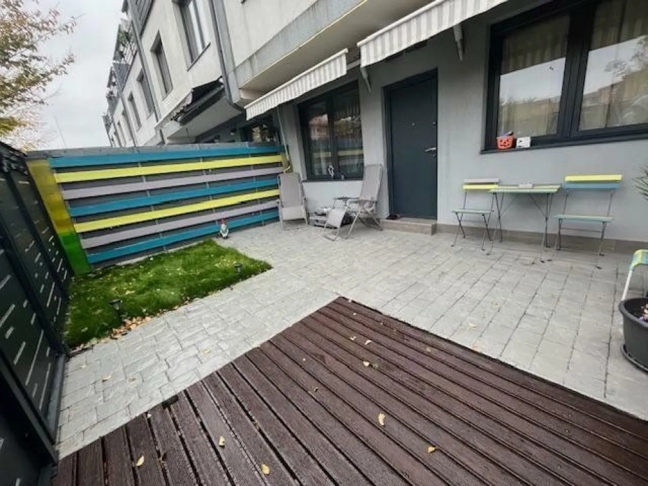 Casa 4 camere cu terasa si loc de parcare subteran - Proprietar.
Proprietatea este amplasata intru-un complex de 7 vile cu regim de inaltime S+ P+1+M, vandute si locuite integral, aspect important pentru viitorul proprietar. Imaginile sunt actuale ,starea imobilului fiind excelenta asa cum se poate observa in fotografii.
Proprietatea este situata intr-o zona linistita ,10-12 min de metrou 1 decembrie, 5 min statie STB, complex comercial, parc, gradinite, scoli etc.
Se vinde mobilata + electrocasnice si tot ce este in fotografii. Centrala proprie.
Dispunere: 
Loc de parcare subteran cu cadastru 14mp - se poate face accesul din parcare direct in locuinta 
Subsol - spatiu de depozitare 10mp + spatiu sub scara
Parter - living, bucatarie inchisa, baie
Terasa - 24 mp
Et1 - 2 dormitoare + baie 
Et2 - Mansarda - camera (cu usa, se poate compartimenta) + baie + balcon 6mp
Suprafata totala desfasurata 130 mp