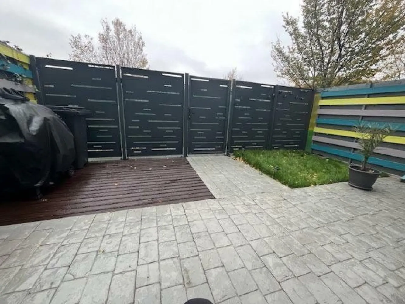 Casa 4 camere cu terasa si loc de parcare subteran - Proprietar.
Proprietatea este amplasata intru-un complex de 7 vile cu regim de inaltime S+ P+1+M, vandute si locuite integral, aspect important pentru viitorul proprietar. Imaginile sunt actuale ,starea imobilului fiind excelenta asa cum se poate observa in fotografii.
Proprietatea este situata intr-o zona linistita ,10-12 min de metrou 1 decembrie, 5 min statie STB, complex comercial, parc, gradinite, scoli etc.
Se vinde mobilata + electrocasnice si tot ce este in fotografii. Centrala proprie.
Dispunere: 
Loc de parcare subteran cu cadastru 14mp - se poate face accesul din parcare direct in locuinta 
Subsol - spatiu de depozitare 10mp + spatiu sub scara
Parter - living, bucatarie inchisa, baie
Terasa - 24 mp
Et1 - 2 dormitoare + baie 
Et2 - Mansarda - camera (cu usa, se poate compartimenta) + baie + balcon 6mp
Suprafata totala desfasurata 130 mp