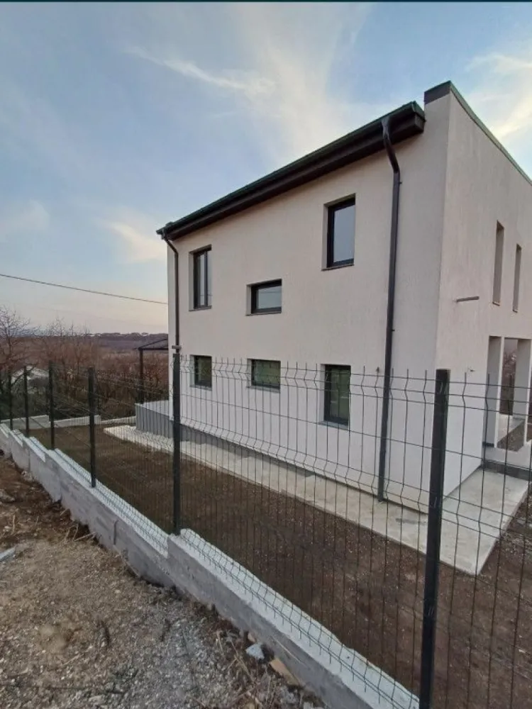 Casa Valea Adanca/Iasi/Intabulata - Persoana fizica ,vand Casa în Valea Adanca pe Str.Costea Voda P+E , teren 416mp . casa are 165mp construiți di 115mp locuibili . 3 camere ,living ,2 bai ,balcon ,2 terase fata/spate ,beci/ camera tehnica 12 mp.
Încălzire in pardoseala parter și etaj cu termostate in fiecare camera ,Pompa de caldura aer apa Ferolli 9Kw izolata cu vata bazaltica,etc etc .Tel 0743530898
Oferta de preț doar pentru luna Octombrie 165.000€