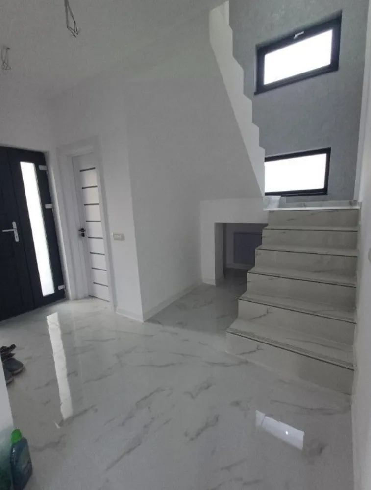 Casa Valea Adanca/Iasi/Intabulata - Persoana fizica ,vand Casa în Valea Adanca pe Str.Costea Voda P+E , teren 416mp . casa are 165mp construiți di 115mp locuibili . 3 camere ,living ,2 bai ,balcon ,2 terase fata/spate ,beci/ camera tehnica 12 mp.
Încălzire in pardoseala parter și etaj cu termostate in fiecare camera ,Pompa de caldura aer apa Ferolli 9Kw izolata cu vata bazaltica,etc etc .Tel 0743530898
Oferta de preț doar pentru luna Octombrie 165.000€