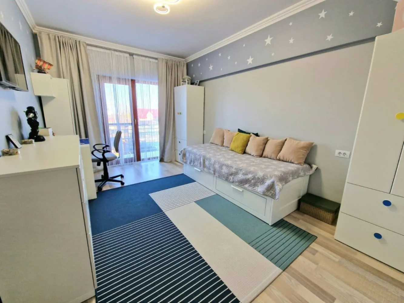 Casa de vânzare ESQ3 - Persoana fizica vând casa individuala, situata în Galata, cartier ESQ 3, complet asfaltat și securizat. Amplasamentul este unul bun, departe de zgomot, dar totodată foarte aproape de strada Iasi-Voiinesti, implicit de stația de autobuz.
Casa se vinde complet mobilata și utilata.
Oferta conține o multitudine de finisaje și dotări de cea mai buna calitate:-
- acoperiș din țiglă Bramac
- încălzire în pardoseala pe ambele nivele marca Tece, cu termostate de ambient în fiecare încăpere, centrala termica prin condensatie
- tâmplărie PVC, profil 76 mm, cu sticla Tripan
- tâmplărie interioara din lemn masiv
- obiecte sanitare, gresie și faianță Delta Design
- lemn termotratat aplicat pe partea frontala a parterului
- parcare și trotuare realizate din beton amprentat
- mobilier Mobexpert și pe comanda
- instalație AC.
Casa este din cărămidă. Suprafața casei este de 115 mp utili, 160 mp construiți și 323 mp teren, iar compartimentarea este excelenta.
Parter: hol foarte spațios, living e 30 mp cu ieșire pe terasa, baie și bucătărie
Etaj : 3 dormitoare, din care 2 au balcon, baie,
Pod: spațiu de depozitare dublu izolat, căptușit complet cu vata și OSB.
Curtea este amenajata cu plante și gazon, sistem de irigații, foișor și spațiu de depozitare.
Din punct de vedere al utilităților, proprietatea este racordata complet La curent, gaz, apa și canalizare.