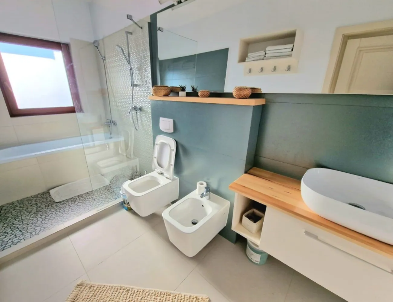 Casa de vânzare ESQ3 - Persoana fizica vând casa individuala, situata în Galata, cartier ESQ 3, complet asfaltat și securizat. Amplasamentul este unul bun, departe de zgomot, dar totodată foarte aproape de strada Iasi-Voiinesti, implicit de stația de autobuz.
Casa se vinde complet mobilata și utilata.
Oferta conține o multitudine de finisaje și dotări de cea mai buna calitate:-
- acoperiș din țiglă Bramac
- încălzire în pardoseala pe ambele nivele marca Tece, cu termostate de ambient în fiecare încăpere, centrala termica prin condensatie
- tâmplărie PVC, profil 76 mm, cu sticla Tripan
- tâmplărie interioara din lemn masiv
- obiecte sanitare, gresie și faianță Delta Design
- lemn termotratat aplicat pe partea frontala a parterului
- parcare și trotuare realizate din beton amprentat
- mobilier Mobexpert și pe comanda
- instalație AC.
Casa este din cărămidă. Suprafața casei este de 115 mp utili, 160 mp construiți și 323 mp teren, iar compartimentarea este excelenta.
Parter: hol foarte spațios, living e 30 mp cu ieșire pe terasa, baie și bucătărie
Etaj : 3 dormitoare, din care 2 au balcon, baie,
Pod: spațiu de depozitare dublu izolat, căptușit complet cu vata și OSB.
Curtea este amenajata cu plante și gazon, sistem de irigații, foișor și spațiu de depozitare.
Din punct de vedere al utilităților, proprietatea este racordata complet La curent, gaz, apa și canalizare.