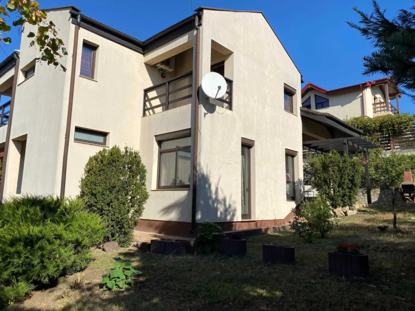 Casa de vanzare Bucium,Cartier IC Bratianu,235 MP utili,521 MP teren - Vila se afla in zona Bucium in cartierul I.C. Bratianu avand accesul asfaltat.Dispune de toate utilitatile gaz,curent electric,apa,canalizare,internet,cablu tv.
Spatiile interioare sunt generoase si sunt dispuse astfel:
Demisol:garaj,spalatorie,crama,sala fitness
Parter:living+loc de luat masa cu iesire pe terasa,dormitor,bucatarie,spatiu tehnic,2 bai
Etaj:dormitor,baie,dormitor matrimonial cu dressing si baie proprie,birou,2 balcoane
Curtea este complet amenajata cu pomi fructiferi si ornamentali si dispune de 1 loc de parcare in fata garajului.
Casa se vinde complet mobilata si utilata.