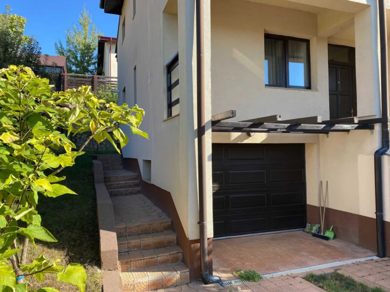 Casa de vanzare Bucium,Cartier IC Bratianu,235 MP utili,521 MP teren - Vila se afla in zona Bucium in cartierul I.C. Bratianu avand accesul asfaltat.Dispune de toate utilitatile gaz,curent electric,apa,canalizare,internet,cablu tv.
Spatiile interioare sunt generoase si sunt dispuse astfel:
Demisol:garaj,spalatorie,crama,sala fitness
Parter:living+loc de luat masa cu iesire pe terasa,dormitor,bucatarie,spatiu tehnic,2 bai
Etaj:dormitor,baie,dormitor matrimonial cu dressing si baie proprie,birou,2 balcoane
Curtea este complet amenajata cu pomi fructiferi si ornamentali si dispune de 1 loc de parcare in fata garajului.
Casa se vinde complet mobilata si utilata.