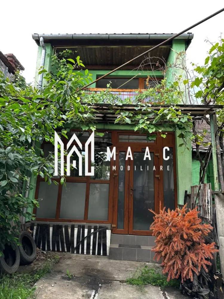 Casa individuala | 3 Camere | Curte interioara | - MAAC Imobiliare vă propune spre vânzare o casă individuală situată în cartierul Terezian, într-o zonă liniștită de case, cu acces facil către punctele de interes din oraș, instituții, școli, centre comerciale și mijloace de transport. Proprietatea este complet decomandată, oferind funcționalitate și confort pentru o familie care își dorește intimitate și compartimentare eficientă.

Imobilul are o suprafață utilă de 85 mp, este amplasat pe un teren total de 92 mp și beneficiază de o deschidere la stradă de 12 ml. Casa a fost construită în anul 2006 și dispune de izolație atât interioară, cât și exterioară.

Compartimentarea este realizată pe două niveluri, delimitând clar zona de zi de zona de noapte.

Compartimentare:
-Parter: antreu cu acces direct în livingul spațios, hol, debara, spațiu de depozitare amenajat sub scări, baie cu geam de aerisire și cabină de duș, bucătărie separată cu acces direct în terasă și în curtea privată din spatele casei
-Etaj: două dormitoare fiecare cu balcon propriu, hol, dressing, baie cu geam de aerisire și cadă

Proprietatea beneficiază de curte privată în partea din spate a casei, oferind un spațiu exterior intim. În prezent se fac demersurile pentru racordare la utilități.

Pentru mai multe detalii precizați telefonic că ați văzut anunțul cu CP2552797.
