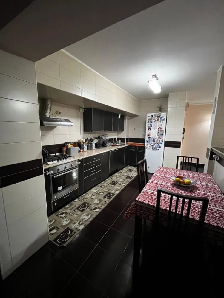 Vand apartament 4 camere - Proprietar, vand apartament cu 4 camere situat intr-un bloc construit in anul 1977, etaj 6/12 , 114 mp suprafata utila, București,sector2 Delfinului- sos Pantelimon
Apartamentul are 3 dormitoare, living , bucatarie 2 bai, si 2 balcoane. Dispune de dressing, AC, complet mobilat si utilat, masina de spalat, 2 TV smart,frigider,masina de spalat vase, bloc anvelopat,termopane,parchet masiv, se poate instala centrala[țeavă de gaze este trasa]

Facilitati: 

Loc de parcare-ADP

Apartamentul se afla in proximitatea scolilor si gradinitelor din oras

Acces usor catre magazine: Mega Mall,, Mega Image, Lidl,Penny,Cora Pantelimon,Piața Delfinului

Zona de recreatie: 
Parcul National- Arena Nationala-10 min
Mega Mall-5 min
Parcul Ior-15 min

Acces facil la mijloacele de transport in comun:
RATB: 104,335,243
TRAMVAI:36,55,14
Metrou Iancului-10 min

Telefon: 07******77
Preț 160.000 EUR negociabil