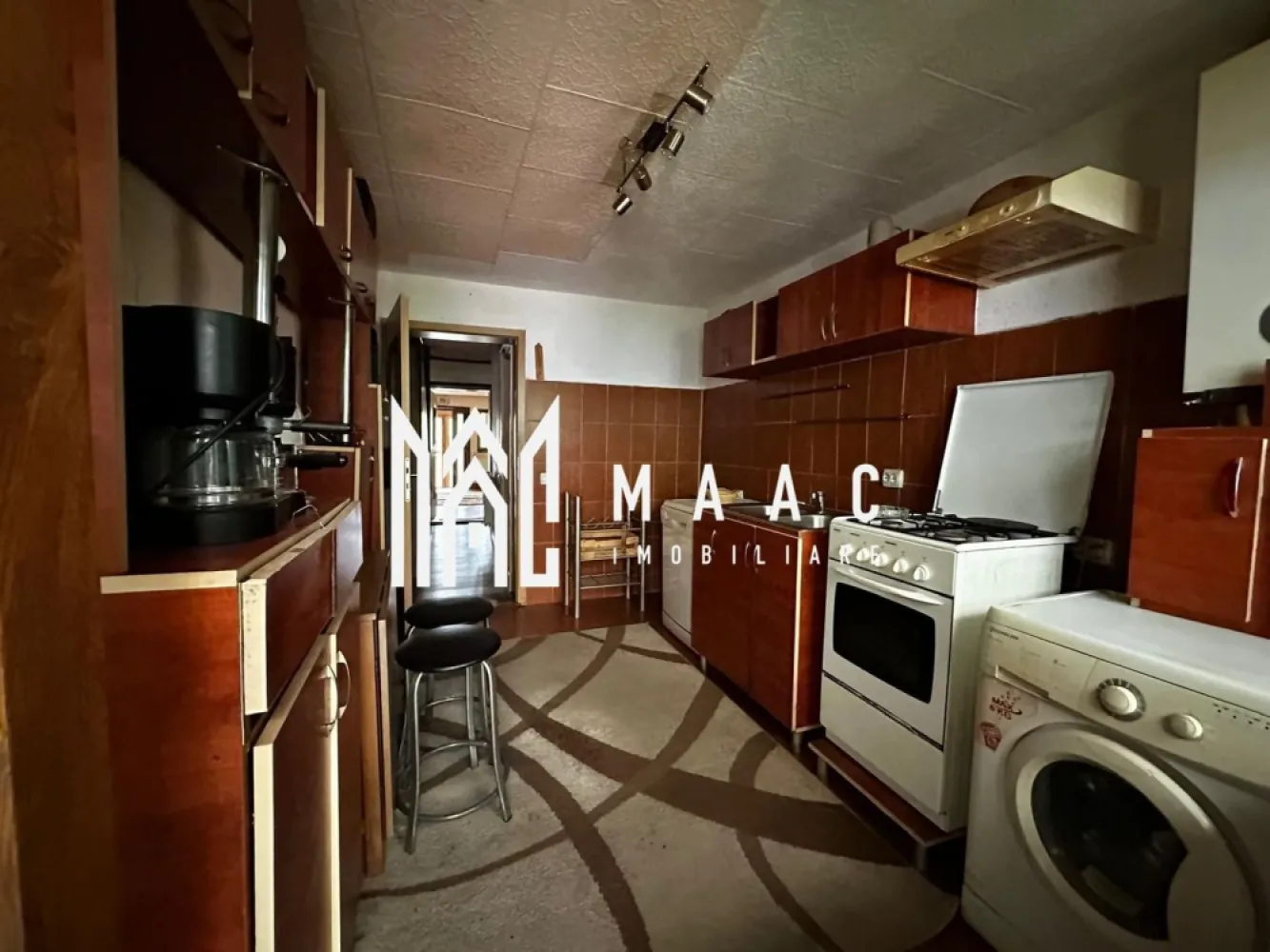 Casa individuala | 3 Camere | Curte interioara | - MAAC Imobiliare vă propune spre vânzare o casă individuală situată în cartierul Terezian, într-o zonă liniștită de case, cu acces facil către punctele de interes din oraș, instituții, școli, centre comerciale și mijloace de transport. Proprietatea este complet decomandată, oferind funcționalitate și confort pentru o familie care își dorește intimitate și compartimentare eficientă.

Imobilul are o suprafață utilă de 85 mp, este amplasat pe un teren total de 92 mp și beneficiază de o deschidere la stradă de 12 ml. Casa a fost construită în anul 2006 și dispune de izolație atât interioară, cât și exterioară.

Compartimentarea este realizată pe două niveluri, delimitând clar zona de zi de zona de noapte.

Compartimentare:
-Parter: antreu cu acces direct în livingul spațios, hol, debara, spațiu de depozitare amenajat sub scări, baie cu geam de aerisire și cabină de duș, bucătărie separată cu acces direct în terasă și în curtea privată din spatele casei
-Etaj: două dormitoare fiecare cu balcon propriu, hol, dressing, baie cu geam de aerisire și cadă

Proprietatea beneficiază de curte privată în partea din spate a casei, oferind un spațiu exterior intim. În prezent se fac demersurile pentru racordare la utilități.

Pentru mai multe detalii precizați telefonic că ați văzut anunțul cu CP2552797.