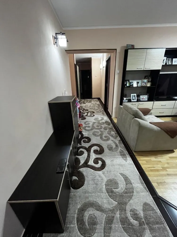 Vand apartament 4 camere - Proprietar, vand apartament cu 4 camere situat intr-un bloc construit in anul 1977, etaj 6/12 , 114 mp suprafata utila, București,sector2 Delfinului- sos Pantelimon
Apartamentul are 3 dormitoare, living , bucatarie 2 bai, si 2 balcoane. Dispune de dressing, AC, complet mobilat si utilat, masina de spalat, 2 TV smart,frigider,masina de spalat vase, bloc anvelopat,termopane,parchet masiv, se poate instala centrala[țeavă de gaze este trasa]

Facilitati: 

Loc de parcare-ADP

Apartamentul se afla in proximitatea scolilor si gradinitelor din oras

Acces usor catre magazine: Mega Mall,, Mega Image, Lidl,Penny,Cora Pantelimon,Piața Delfinului

Zona de recreatie: 
Parcul National- Arena Nationala-10 min
Mega Mall-5 min
Parcul Ior-15 min

Acces facil la mijloacele de transport in comun:
RATB: 104,335,243
TRAMVAI:36,55,14
Metrou Iancului-10 min

Telefon: 07******77
Preț 160.000 EUR negociabil