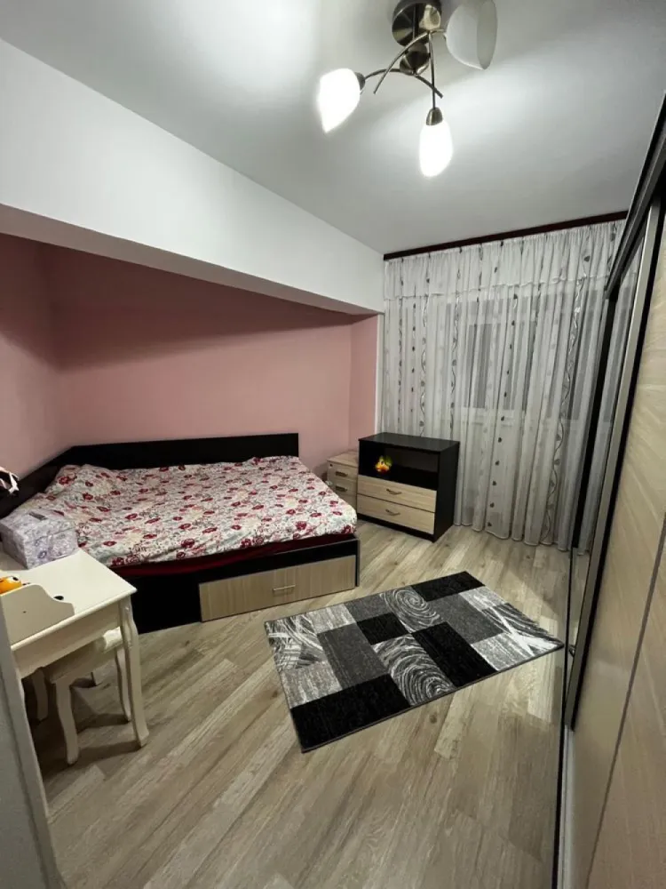 Vand apartament 4 camere - Proprietar, vand apartament cu 4 camere situat intr-un bloc construit in anul 1977, etaj 6/12 , 114 mp suprafata utila, București,sector2 Delfinului- sos Pantelimon
Apartamentul are 3 dormitoare, living , bucatarie 2 bai, si 2 balcoane. Dispune de dressing, AC, complet mobilat si utilat, masina de spalat, 2 TV smart,frigider,masina de spalat vase, bloc anvelopat,termopane,parchet masiv, se poate instala centrala[țeavă de gaze este trasa]

Facilitati: 

Loc de parcare-ADP

Apartamentul se afla in proximitatea scolilor si gradinitelor din oras

Acces usor catre magazine: Mega Mall,, Mega Image, Lidl,Penny,Cora Pantelimon,Piața Delfinului

Zona de recreatie: 
Parcul National- Arena Nationala-10 min
Mega Mall-5 min
Parcul Ior-15 min

Acces facil la mijloacele de transport in comun:
RATB: 104,335,243
TRAMVAI:36,55,14
Metrou Iancului-10 min

Telefon: 07******77
Preț 160.000 EUR negociabil