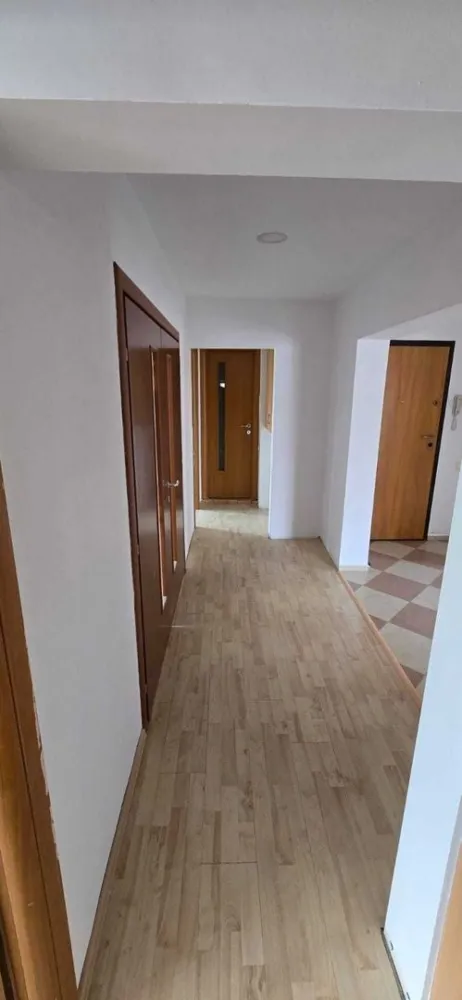 Apartament 4 camere 13 Septembrie Sebastian 100m hol in H etaj 7/8 - Compartimentare inteligenta ,spatios si luminos ,hol in H, bloc anvelopat , contruit in 1990, rezistent antiseismic, 2 bai, 2 balcoane ,repartitoare ,posibilitate de centrala, se vinde impreuna cu boxa, igienizat si eliberat de mobila.Liber.
Zona linistita cu multiple facilitati : centre comerciale , scoli , licee, gradinite , parcul Sebastian acces rapid la mijloacele de transport pubilc ,zona fiind la 2 km de Casa Poporului