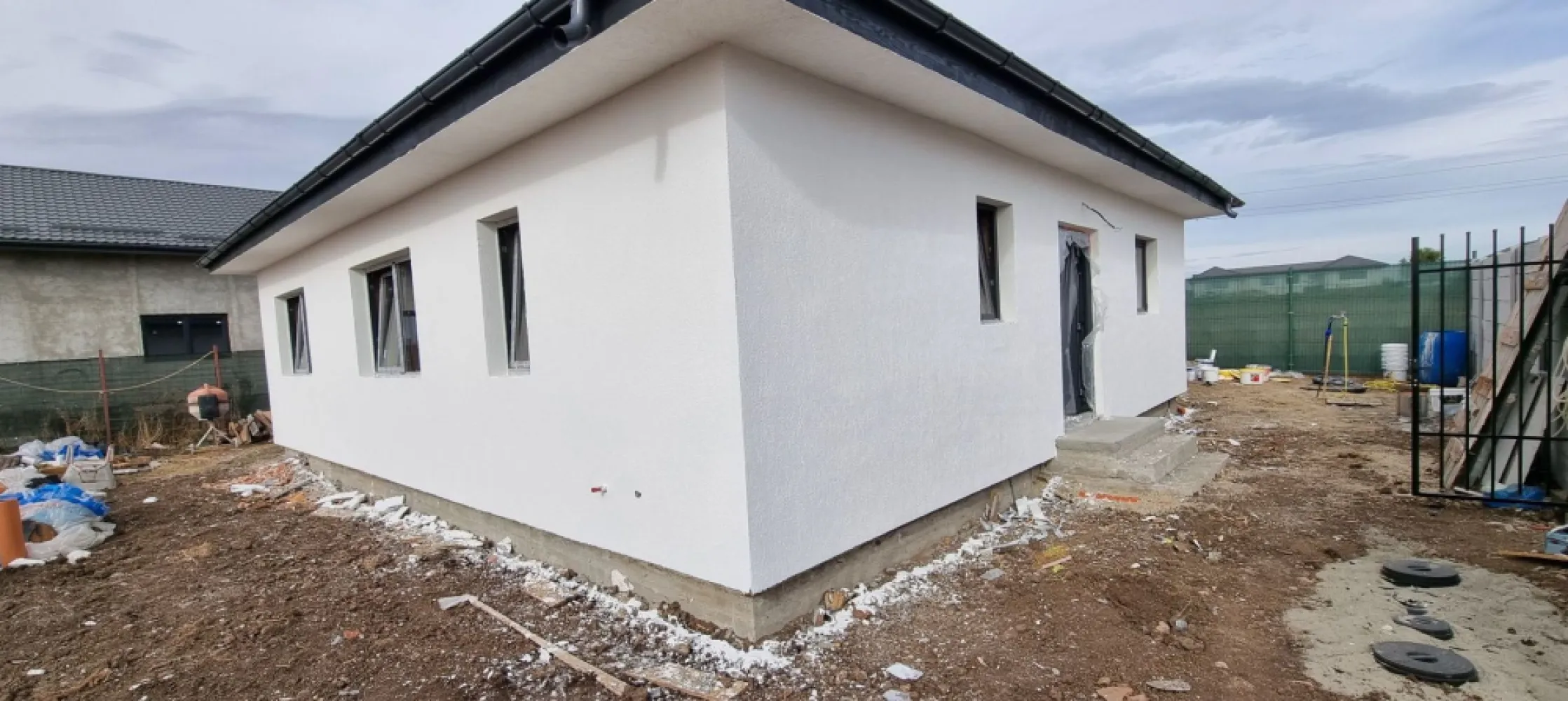 Casa Parter finisaje gata 5 camere Sector 5 granita Magurele - PROPRIETAR vand casa Parter, finalizata si gata de mutat, are 5 camere si este situata in Magurele, Ilfov, chiar la granita cu Sector 5 (ATENTIE - nu in Varteju, Bragadiru, Dumitrana, esti fix unde se termina Sectorul 5).

-Casa este facuta integral din caramida porotherm [interior si exterior] si a fost construita cu materiale de calitate superioara, cumparate de la furnizori autorizati.
-Este foarte bine situata, intr o zona in dezvoltare.
-Este casa individuala [nu insiruita, nu lipita, nu tip container sau cate 4 pe o parcela].
-Suprafata construita a casei este 100 mp si este compusa din: 
- Living mare + bucatarie open space - 25 mp
- 1 dormitor matrimonial - 16mp cu baie proprie cu cada - 4mp
- 2 Dormitoare - 12 mp fiecare, pentru 2 copii deservite de o alta baie proprie cu dus walk in - 4 mp
- Camera tehnica - 5 mp
- Terasa exterioara acoperita amenajata - 10 mp.
-Incalzirea se face cu pompa de caldura, prin instalatie de incalzire in pardoseala. 
- Este foarte bine izolata - atat interior [cu vata minerala cu densitate ridicata] cat si exterior [cu polistiren de 10cm EPS 80], clasa energetica a casie fiind foarte buna (A). 
-Suprafata totala teren - 365 mp, teren liber - 265 mp. 
-Terenul este patrat cu deschidere 19 m. 
-Toate utilitatile zonei.
-Casa se vinde complet finisata cu gresie, faianta, parchet, usi interioare, mobilier si obiecte sanitare in ambele bai, racordata la toate utilitatile zonei, curte imprejmuita si amenajata cu alei. 
-Se invecineaza cu un cartier de vile similare [tot pe Parter], strazile sunt amenajate cu alei, trotuare, iluminat public, camere de supraveghere. 
-La casa se ajunge pe strazi amenajate, asfaltate. 
-Mijloace de transport in apropiere. 
-Vecinii din cartier sunt o comunitate foarte frumoasa fiind in special familii cu copii. 
-Se accepta credit bancar. Nu accept schimburi.
-Pentru orice detalii suplimentare pot fi contactat telefonic. 
-Rog sa fiu contactat doar de persoanele care considera ca li se potriveste acest anunt din mai multe puncte de vedere [locatie, facilitati, financiar, suprafata teren & constructie, configuratia casei, etc]. Apreciez daca ne am pretui timpul reciproc. 
-Este o casa in care s a pus suflet si preferam sa o vindem unei familii care va aprecia si se va bucura de atentia la detalii si calitatea constructiei.
Am incercat sa pun poze cat mai reprezentative. 
Mai multe poze se pot da la cerere.
Multumesc!
O zi frumoasa!