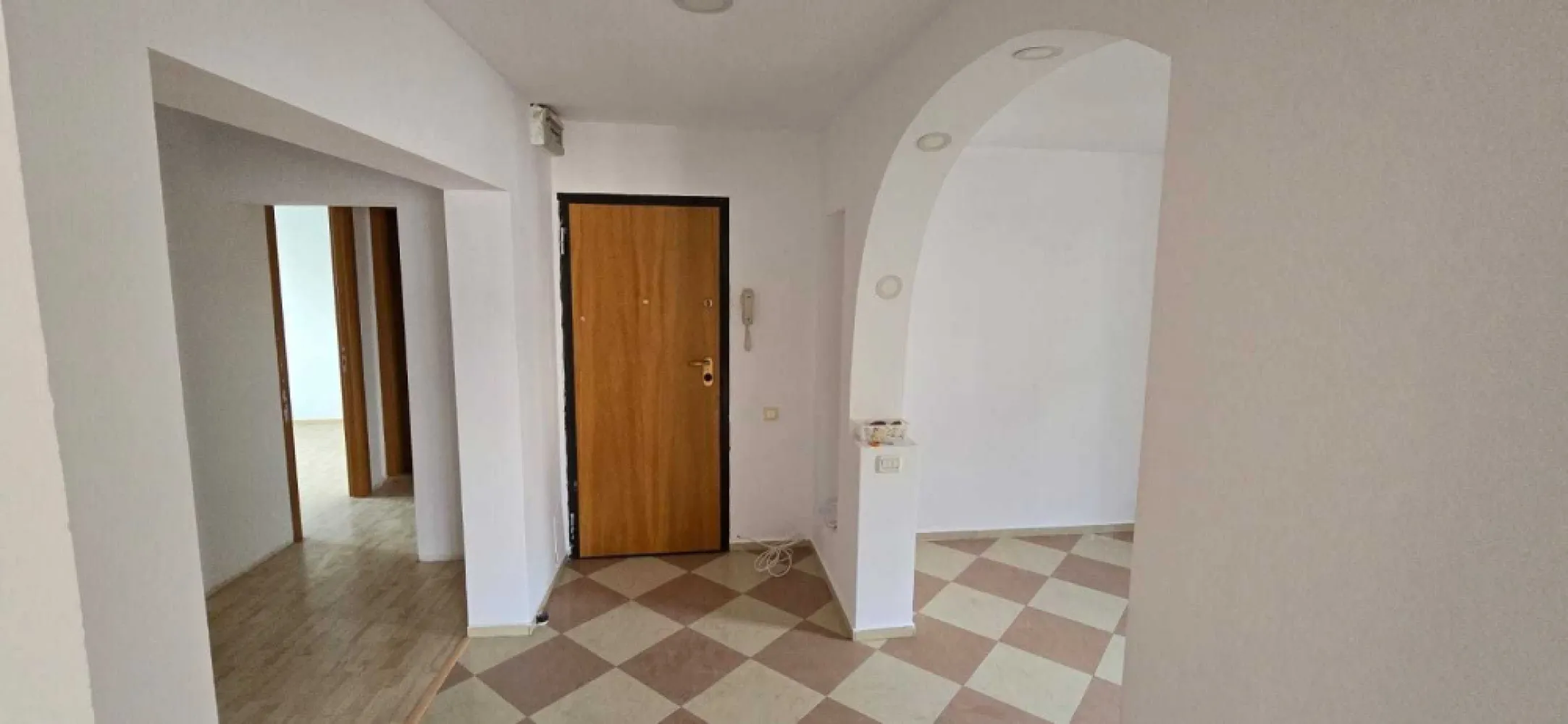 Apartament 4 camere 13 Septembrie Sebastian 100m hol in H etaj 7/8 - Compartimentare inteligenta ,spatios si luminos ,hol in H, bloc anvelopat , contruit in 1990, rezistent antiseismic, 2 bai, 2 balcoane ,repartitoare ,posibilitate de centrala, se vinde impreuna cu boxa, igienizat si eliberat de mobila.Liber.
Zona linistita cu multiple facilitati : centre comerciale , scoli , licee, gradinite , parcul Sebastian acces rapid la mijloacele de transport pubilc ,zona fiind la 2 km de Casa Poporului