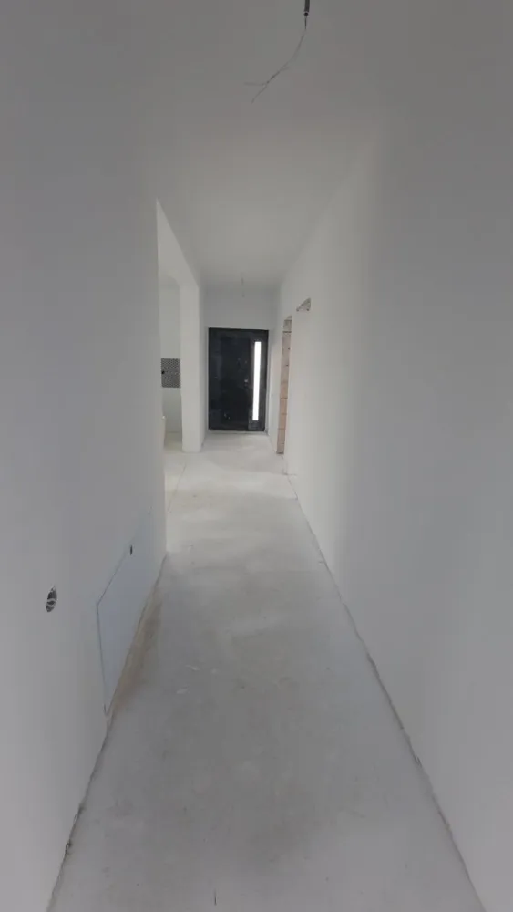 Casa Parter finisaje gata 5 camere Sector 5 granita Magurele - PROPRIETAR vand casa Parter, finalizata si gata de mutat, are 5 camere si este situata in Magurele, Ilfov, chiar la granita cu Sector 5 (ATENTIE - nu in Varteju, Bragadiru, Dumitrana, esti fix unde se termina Sectorul 5).

-Casa este facuta integral din caramida porotherm [interior si exterior] si a fost construita cu materiale de calitate superioara, cumparate de la furnizori autorizati.
-Este foarte bine situata, intr o zona in dezvoltare.
-Este casa individuala [nu insiruita, nu lipita, nu tip container sau cate 4 pe o parcela].
-Suprafata construita a casei este 100 mp si este compusa din: 
- Living mare + bucatarie open space - 25 mp
- 1 dormitor matrimonial - 16mp cu baie proprie cu cada - 4mp
- 2 Dormitoare - 12 mp fiecare, pentru 2 copii deservite de o alta baie proprie cu dus walk in - 4 mp
- Camera tehnica - 5 mp
- Terasa exterioara acoperita amenajata - 10 mp.
-Incalzirea se face cu pompa de caldura, prin instalatie de incalzire in pardoseala. 
- Este foarte bine izolata - atat interior [cu vata minerala cu densitate ridicata] cat si exterior [cu polistiren de 10cm EPS 80], clasa energetica a casie fiind foarte buna (A). 
-Suprafata totala teren - 365 mp, teren liber - 265 mp. 
-Terenul este patrat cu deschidere 19 m. 
-Toate utilitatile zonei.
-Casa se vinde complet finisata cu gresie, faianta, parchet, usi interioare, mobilier si obiecte sanitare in ambele bai, racordata la toate utilitatile zonei, curte imprejmuita si amenajata cu alei. 
-Se invecineaza cu un cartier de vile similare [tot pe Parter], strazile sunt amenajate cu alei, trotuare, iluminat public, camere de supraveghere. 
-La casa se ajunge pe strazi amenajate, asfaltate. 
-Mijloace de transport in apropiere. 
-Vecinii din cartier sunt o comunitate foarte frumoasa fiind in special familii cu copii. 
-Se accepta credit bancar. Nu accept schimburi.
-Pentru orice detalii suplimentare pot fi contactat telefonic. 
-Rog sa fiu contactat doar de persoanele care considera ca li se potriveste acest anunt din mai multe puncte de vedere [locatie, facilitati, financiar, suprafata teren & constructie, configuratia casei, etc]. Apreciez daca ne am pretui timpul reciproc. 
-Este o casa in care s a pus suflet si preferam sa o vindem unei familii care va aprecia si se va bucura de atentia la detalii si calitatea constructiei.
Am incercat sa pun poze cat mai reprezentative. 
Mai multe poze se pot da la cerere.
Multumesc!
O zi frumoasa!