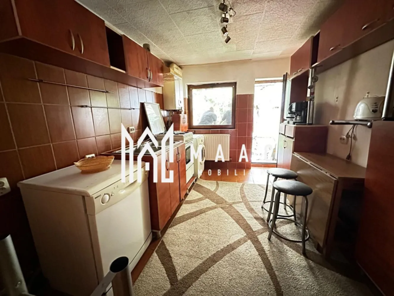 Casa individuala | 3 Camere | Curte interioara | - MAAC Imobiliare vă propune spre vânzare o casă individuală situată în cartierul Terezian, într-o zonă liniștită de case, cu acces facil către punctele de interes din oraș, instituții, școli, centre comerciale și mijloace de transport. Proprietatea este complet decomandată, oferind funcționalitate și confort pentru o familie care își dorește intimitate și compartimentare eficientă.

Imobilul are o suprafață utilă de 85 mp, este amplasat pe un teren total de 92 mp și beneficiază de o deschidere la stradă de 12 ml. Casa a fost construită în anul 2006 și dispune de izolație atât interioară, cât și exterioară.

Compartimentarea este realizată pe două niveluri, delimitând clar zona de zi de zona de noapte.

Compartimentare:
-Parter: antreu cu acces direct în livingul spațios, hol, debara, spațiu de depozitare amenajat sub scări, baie cu geam de aerisire și cabină de duș, bucătărie separată cu acces direct în terasă și în curtea privată din spatele casei
-Etaj: două dormitoare fiecare cu balcon propriu, hol, dressing, baie cu geam de aerisire și cadă

Proprietatea beneficiază de curte privată în partea din spate a casei, oferind un spațiu exterior intim. În prezent se fac demersurile pentru racordare la utilități.

Pentru mai multe detalii precizați telefonic că ați văzut anunțul cu CP2552797.