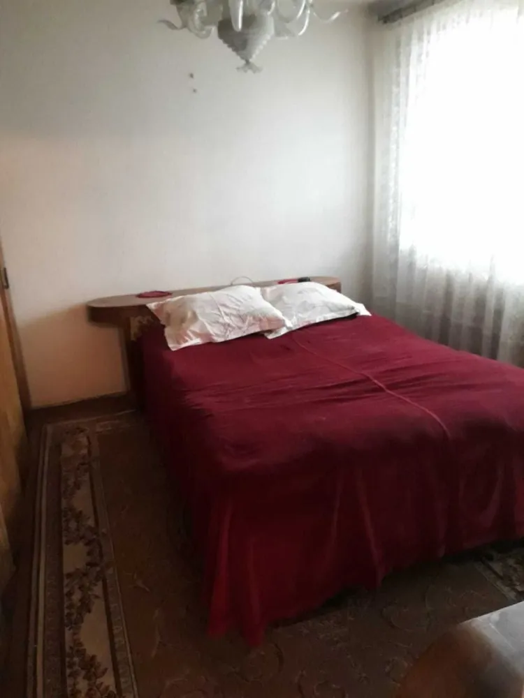 Vand apartament 4 camere N.Balcescu Galeriile Orizont - Vând apartament cu 4 camere, etaj 6/9, an construcție 1961, ultra central, cu vedere spre Bvd Nicolae Balcescu 23A , scara A, cu 2 balcoane închise, cat si cu vedere in curtea interioară. Blocul are lift, pe palier sunt 2 apartamente cu balcon de serviciu comun. Apartamentul se vinde nemobilat, are 4 camere si dependințe, baie, bucatarie, debara, este izolat termic, are cadastru si intabulare. Blocul are centrala proprie pt caldura si apa calda si gaze. Suprafata utila 66mp, suprafață totală 72,8mp. Teren proprietare aferent 15,89mp.