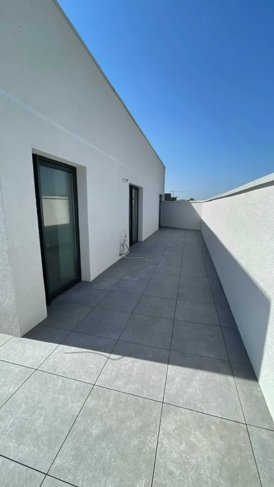 Proprietar, Penthouse 4 cam, 3 bai, 120mp utili, terasa 65mp, Unirii - Penthouse-ul se afla la etajul 4, ultimul, dintr-un complex de resedinte noi pozitionat pe o strada linistita unde preponderent sunt vile. Ca si repere ar fi Piata Alba-Iulia si Bd. Unirii la o distanta ce poate fi parcursa in aprox. 3 min de mers pe jos.

Suprafata utila este de 120 mp la care se adauga terasa de 65mp.

Nu este o suprainaltare adaugata ulterior proiectului, asa cum se intampla de obicei cu penthouse-urile din Bucuresti. Pana la finalizarea complexului ar mai dura 1-2 luni, acum realizandu-se ultimele finisaje.

Dispunerea este una excelenta, avand un living spatios de 42mp, 3 dormitoare cu suprafete intre 13 si 17mp, 3 bai, dintre care una este ensuite. Bucataria este de asemenea generoasa, apartamentul dispunand suplimentar si de camara si debara.

Tavanul este inalt, 280 cm, creandu-se astfel un spatiu extrem de aerisit.

Centrala termica este instalata.

Blocul are lift.

Achizitia nu presupune niciun comision deoarece anuntul este postat chiar de proprietari.