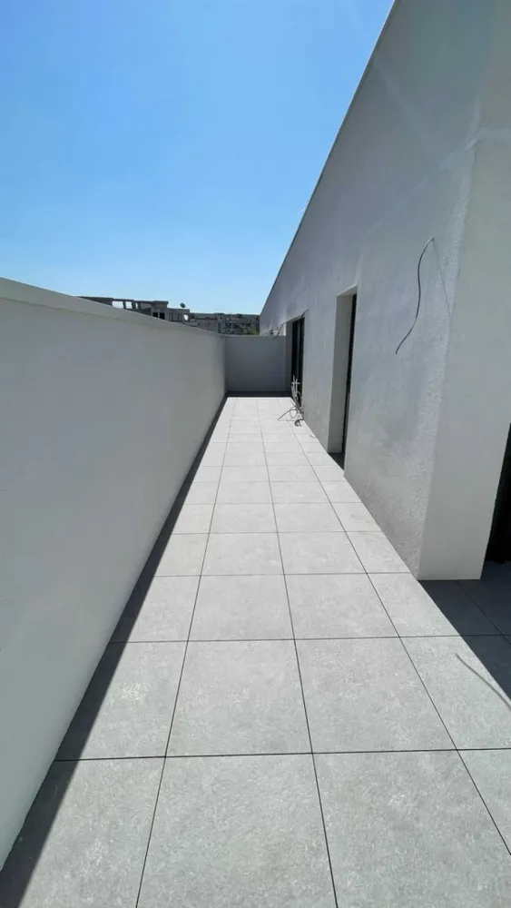 Proprietar, Penthouse 4 cam, 3 bai, 120mp utili, terasa 65mp, Unirii - Penthouse-ul se afla la etajul 4, ultimul, dintr-un complex de resedinte noi pozitionat pe o strada linistita unde preponderent sunt vile. Ca si repere ar fi Piata Alba-Iulia si Bd. Unirii la o distanta ce poate fi parcursa in aprox. 3 min de mers pe jos.

Suprafata utila este de 120 mp la care se adauga terasa de 65mp.

Nu este o suprainaltare adaugata ulterior proiectului, asa cum se intampla de obicei cu penthouse-urile din Bucuresti. Pana la finalizarea complexului ar mai dura 1-2 luni, acum realizandu-se ultimele finisaje.

Dispunerea este una excelenta, avand un living spatios de 42mp, 3 dormitoare cu suprafete intre 13 si 17mp, 3 bai, dintre care una este ensuite. Bucataria este de asemenea generoasa, apartamentul dispunand suplimentar si de camara si debara.

Tavanul este inalt, 280 cm, creandu-se astfel un spatiu extrem de aerisit.

Centrala termica este instalata.

Blocul are lift.

Achizitia nu presupune niciun comision deoarece anuntul este postat chiar de proprietari.