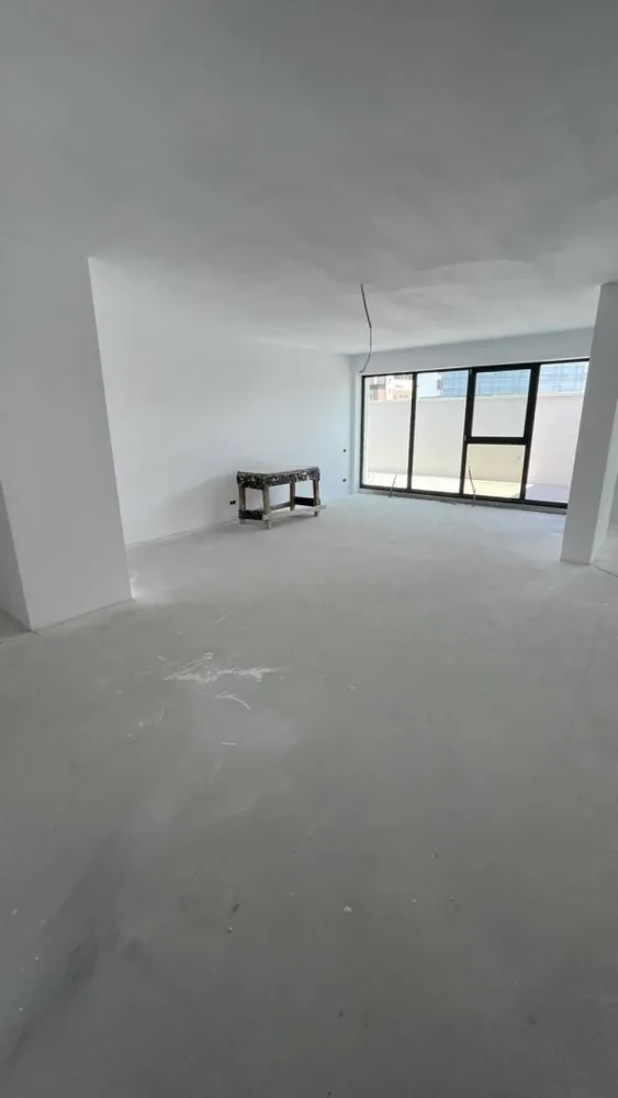 Proprietar, Penthouse 4 cam, 3 bai, 120mp utili, terasa 65mp, Unirii - Penthouse-ul se afla la etajul 4, ultimul, dintr-un complex de resedinte noi pozitionat pe o strada linistita unde preponderent sunt vile. Ca si repere ar fi Piata Alba-Iulia si Bd. Unirii la o distanta ce poate fi parcursa in aprox. 3 min de mers pe jos.

Suprafata utila este de 120 mp la care se adauga terasa de 65mp.

Nu este o suprainaltare adaugata ulterior proiectului, asa cum se intampla de obicei cu penthouse-urile din Bucuresti. Pana la finalizarea complexului ar mai dura 1-2 luni, acum realizandu-se ultimele finisaje.

Dispunerea este una excelenta, avand un living spatios de 42mp, 3 dormitoare cu suprafete intre 13 si 17mp, 3 bai, dintre care una este ensuite. Bucataria este de asemenea generoasa, apartamentul dispunand suplimentar si de camara si debara.

Tavanul este inalt, 280 cm, creandu-se astfel un spatiu extrem de aerisit.

Centrala termica este instalata.

Blocul are lift.

Achizitia nu presupune niciun comision deoarece anuntul este postat chiar de proprietari.