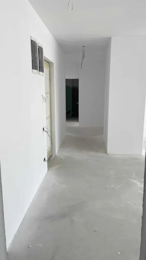 Proprietar, Penthouse 4 cam, 3 bai, 120mp utili, terasa 65mp, Unirii - Penthouse-ul se afla la etajul 4, ultimul, dintr-un complex de resedinte noi pozitionat pe o strada linistita unde preponderent sunt vile. Ca si repere ar fi Piata Alba-Iulia si Bd. Unirii la o distanta ce poate fi parcursa in aprox. 3 min de mers pe jos.

Suprafata utila este de 120 mp la care se adauga terasa de 65mp.

Nu este o suprainaltare adaugata ulterior proiectului, asa cum se intampla de obicei cu penthouse-urile din Bucuresti. Pana la finalizarea complexului ar mai dura 1-2 luni, acum realizandu-se ultimele finisaje.

Dispunerea este una excelenta, avand un living spatios de 42mp, 3 dormitoare cu suprafete intre 13 si 17mp, 3 bai, dintre care una este ensuite. Bucataria este de asemenea generoasa, apartamentul dispunand suplimentar si de camara si debara.

Tavanul este inalt, 280 cm, creandu-se astfel un spatiu extrem de aerisit.

Centrala termica este instalata.

Blocul are lift.

Achizitia nu presupune niciun comision deoarece anuntul este postat chiar de proprietari.