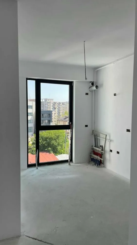 Proprietar, Penthouse 4 cam, 3 bai, 120mp utili, terasa 65mp, Unirii - Penthouse-ul se afla la etajul 4, ultimul, dintr-un complex de resedinte noi pozitionat pe o strada linistita unde preponderent sunt vile. Ca si repere ar fi Piata Alba-Iulia si Bd. Unirii la o distanta ce poate fi parcursa in aprox. 3 min de mers pe jos.

Suprafata utila este de 120 mp la care se adauga terasa de 65mp.

Nu este o suprainaltare adaugata ulterior proiectului, asa cum se intampla de obicei cu penthouse-urile din Bucuresti. Pana la finalizarea complexului ar mai dura 1-2 luni, acum realizandu-se ultimele finisaje.

Dispunerea este una excelenta, avand un living spatios de 42mp, 3 dormitoare cu suprafete intre 13 si 17mp, 3 bai, dintre care una este ensuite. Bucataria este de asemenea generoasa, apartamentul dispunand suplimentar si de camara si debara.

Tavanul este inalt, 280 cm, creandu-se astfel un spatiu extrem de aerisit.

Centrala termica este instalata.

Blocul are lift.

Achizitia nu presupune niciun comision deoarece anuntul este postat chiar de proprietari.