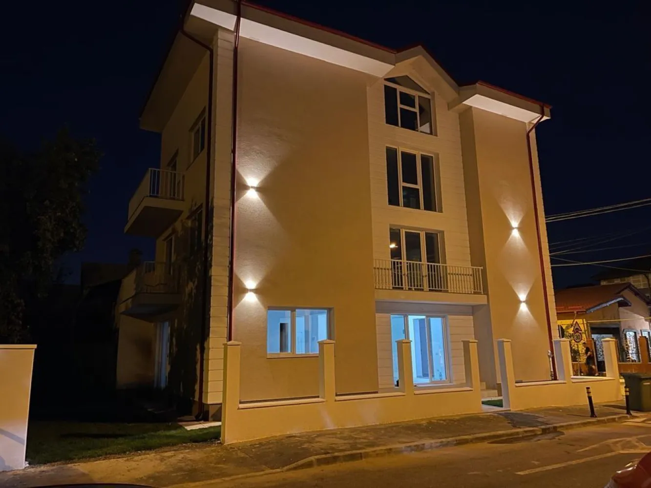 Casa/Vila sector 1 Bucuresti Soseaua Chitilei - Casa 2024 P+2+M 
75 mp nivel

Toate utilitatile

Soseaua Chitilei sector 1 Bucuresti( Alunului 2A)

Teren pe colt cu deschideri generoase

La casa au fost folosite doar materiale premium tamplarie Qfort, incalzire in pardoseala, izolare mansarda cu spuma si cele mai noi tehnici folosite la partea electrica si cea sanitara,bai cu ceramica din Italia completate cu wc incastrate si dusuri din sticla
De asemenea compartimentarea imobilului permite atat pastrarea initiala de vila individuala cat si crearea unui apartament pe etaj( avand absolut toate utilitatile trase in mod expres.
Zona: Laminorului, Bucurestii Noi, Pod Constanta, Jiului, Soseaua Chitilei sector 1.