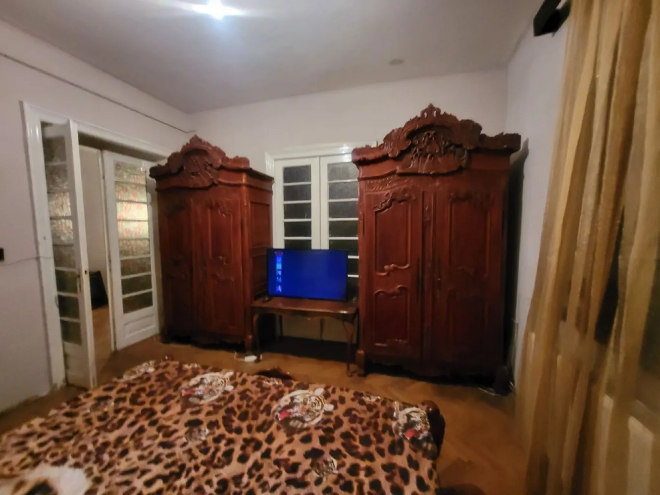 Vand apartament in vila - Se vinde apartament in vila la etajul 1, intrare separata. Curte comuna un singur vecin. 
Apartamentul are acces la pod care tine cat suprafata apartamentului si o camera subsol.
O parte din apartament circular cu posibilitatea de inchidere si o parte decomandat.
Va permite cu usurinta sa faceți 2 apartamente independendente.
2 bai una de serviciu, una, din dormitor. Camara, un balconas de 1 mp
Imbunatatiri: geamuri termopan, jaluzele electrice, centrala termica si sobe pe gaz, usa din fier de ceea mai buna calitate, interfon cu video.
Imobilul se afla in Petru Rares, o strada in plina dezvoltare.
Facilitati: spital aproape, magazine, gura de metrou Basarab, scoala, gradinite.