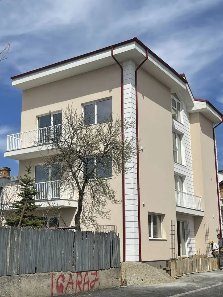 Casa/Vila sector 1 Bucuresti Soseaua Chitilei - Casa 2024 P+2+M 
75 mp nivel

Toate utilitatile

Soseaua Chitilei sector 1 Bucuresti( Alunului 2A)

Teren pe colt cu deschideri generoase

La casa au fost folosite doar materiale premium tamplarie Qfort, incalzire in pardoseala, izolare mansarda cu spuma si cele mai noi tehnici folosite la partea electrica si cea sanitara,bai cu ceramica din Italia completate cu wc incastrate si dusuri din sticla
De asemenea compartimentarea imobilului permite atat pastrarea initiala de vila individuala cat si crearea unui apartament pe etaj( avand absolut toate utilitatile trase in mod expres.
Zona: Laminorului, Bucurestii Noi, Pod Constanta, Jiului, Soseaua Chitilei sector 1.