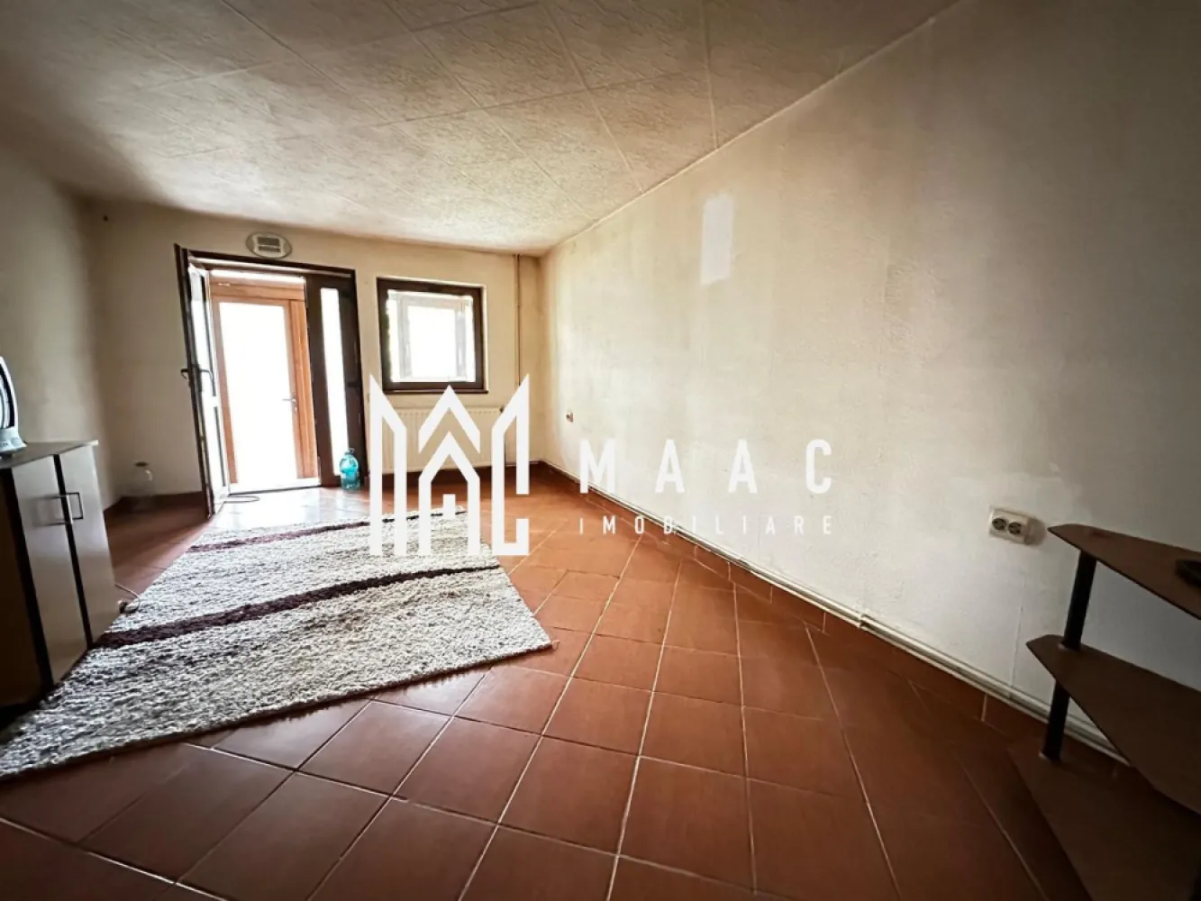 Casa individuala | 3 Camere | Curte interioara | - MAAC Imobiliare vă propune spre vânzare o casă individuală situată în cartierul Terezian, într-o zonă liniștită de case, cu acces facil către punctele de interes din oraș, instituții, școli, centre comerciale și mijloace de transport. Proprietatea este complet decomandată, oferind funcționalitate și confort pentru o familie care își dorește intimitate și compartimentare eficientă.

Imobilul are o suprafață utilă de 85 mp, este amplasat pe un teren total de 92 mp și beneficiază de o deschidere la stradă de 12 ml. Casa a fost construită în anul 2006 și dispune de izolație atât interioară, cât și exterioară.

Compartimentarea este realizată pe două niveluri, delimitând clar zona de zi de zona de noapte.

Compartimentare:
-Parter: antreu cu acces direct în livingul spațios, hol, debara, spațiu de depozitare amenajat sub scări, baie cu geam de aerisire și cabină de duș, bucătărie separată cu acces direct în terasă și în curtea privată din spatele casei
-Etaj: două dormitoare fiecare cu balcon propriu, hol, dressing, baie cu geam de aerisire și cadă

Proprietatea beneficiază de curte privată în partea din spate a casei, oferind un spațiu exterior intim. În prezent se fac demersurile pentru racordare la utilități.

Pentru mai multe detalii precizați telefonic că ați văzut anunțul cu CP2552797.