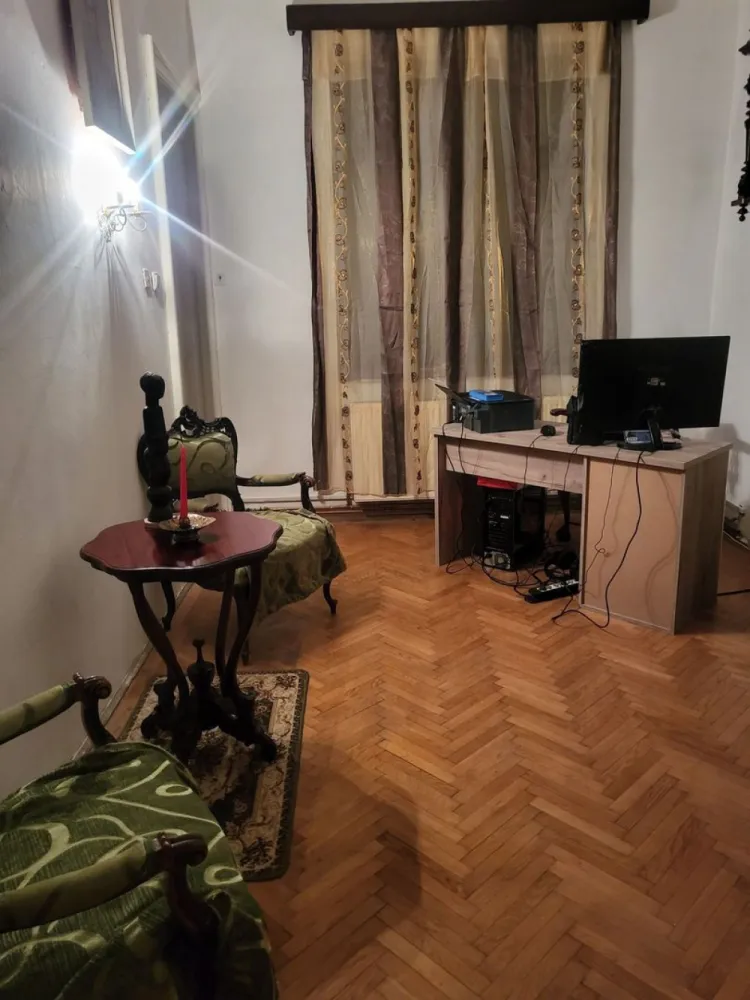 Vand apartament in vila - Se vinde apartament in vila la etajul 1, intrare separata. Curte comuna un singur vecin. 
Apartamentul are acces la pod care tine cat suprafata apartamentului si o camera subsol.
O parte din apartament circular cu posibilitatea de inchidere si o parte decomandat.
Va permite cu usurinta sa faceți 2 apartamente independendente.
2 bai una de serviciu, una, din dormitor. Camara, un balconas de 1 mp
Imbunatatiri: geamuri termopan, jaluzele electrice, centrala termica si sobe pe gaz, usa din fier de ceea mai buna calitate, interfon cu video.
Imobilul se afla in Petru Rares, o strada in plina dezvoltare.
Facilitati: spital aproape, magazine, gura de metrou Basarab, scoala, gradinite.