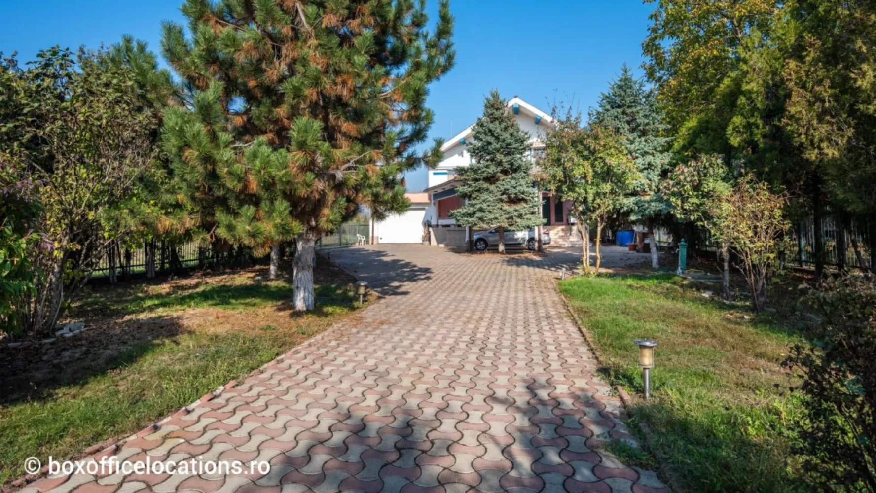 Vilă deschidere lac Grivița direct proprietar cu 20 m și 20 strada - Va propunem spre vânzare o casa deosebita care se remarca atât prin suprafața terenului pe care este amplasată de 2000 metri cu deschidere de 20 m la lacul Grivița și 20 metri deschidere cu strada Scrovistea.
Vila are o suprafață de 350 m pătrați locuibili și este compusa din garaj demisol parter și etaj ,la demisol avem camera tehnica o alta camera mare de depozitare baie sala fitness și sauna .
Parter avem birou bucătărie baie living cu ieșire terasa acces la piscina .
Etaj avem 3 dormitoare cu trei bai din care un dormitor este matrimonial cu baie proprie și terasa .
Pentru informații ma puteți contacta la nr de mai jos.