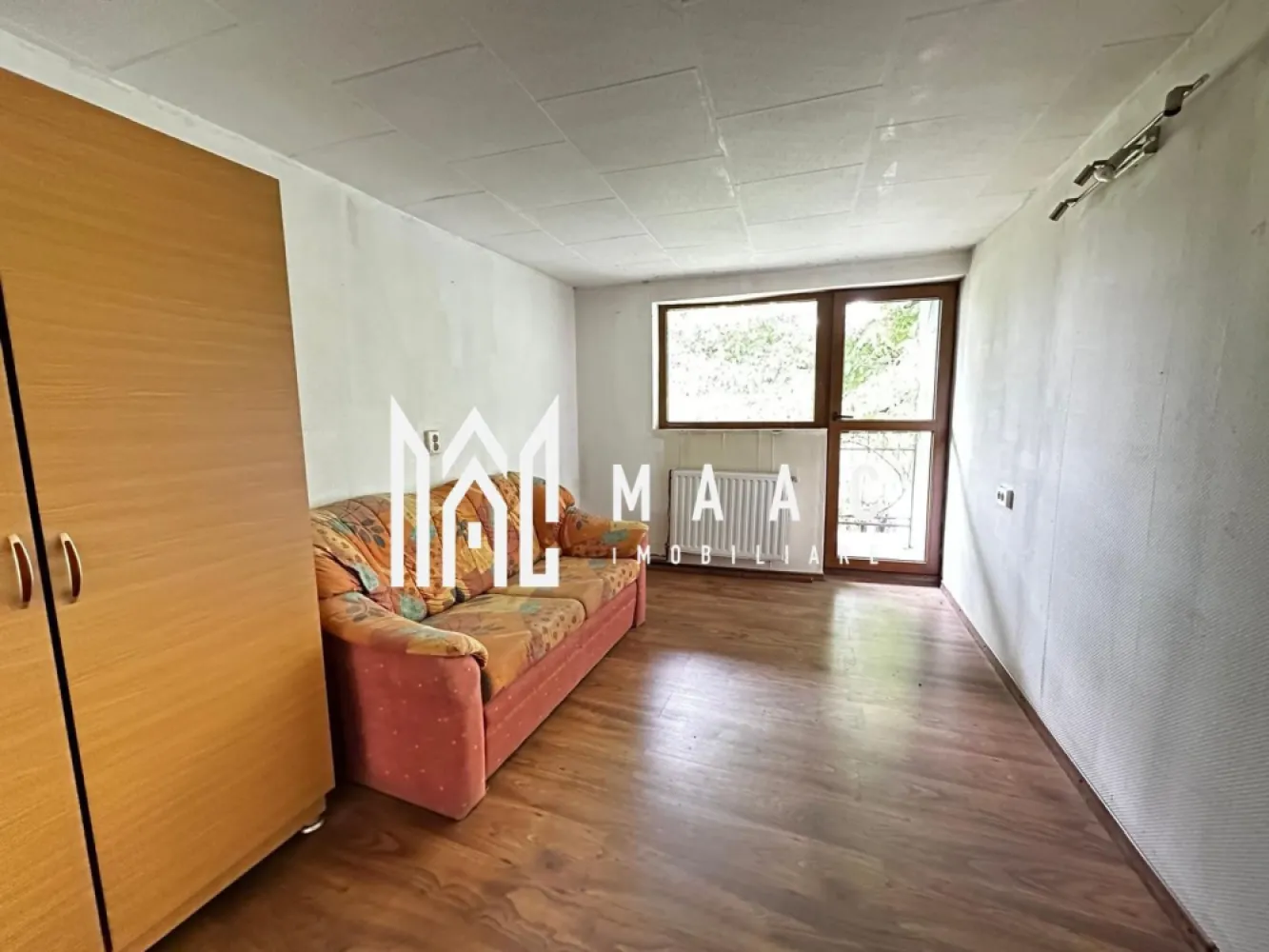 Casa individuala | 3 Camere | Curte interioara | - MAAC Imobiliare vă propune spre vânzare o casă individuală situată în cartierul Terezian, într-o zonă liniștită de case, cu acces facil către punctele de interes din oraș, instituții, școli, centre comerciale și mijloace de transport. Proprietatea este complet decomandată, oferind funcționalitate și confort pentru o familie care își dorește intimitate și compartimentare eficientă.

Imobilul are o suprafață utilă de 85 mp, este amplasat pe un teren total de 92 mp și beneficiază de o deschidere la stradă de 12 ml. Casa a fost construită în anul 2006 și dispune de izolație atât interioară, cât și exterioară.

Compartimentarea este realizată pe două niveluri, delimitând clar zona de zi de zona de noapte.

Compartimentare:
-Parter: antreu cu acces direct în livingul spațios, hol, debara, spațiu de depozitare amenajat sub scări, baie cu geam de aerisire și cabină de duș, bucătărie separată cu acces direct în terasă și în curtea privată din spatele casei
-Etaj: două dormitoare fiecare cu balcon propriu, hol, dressing, baie cu geam de aerisire și cadă

Proprietatea beneficiază de curte privată în partea din spate a casei, oferind un spațiu exterior intim. În prezent se fac demersurile pentru racordare la utilități.

Pentru mai multe detalii precizați telefonic că ați văzut anunțul cu CP2552797.
