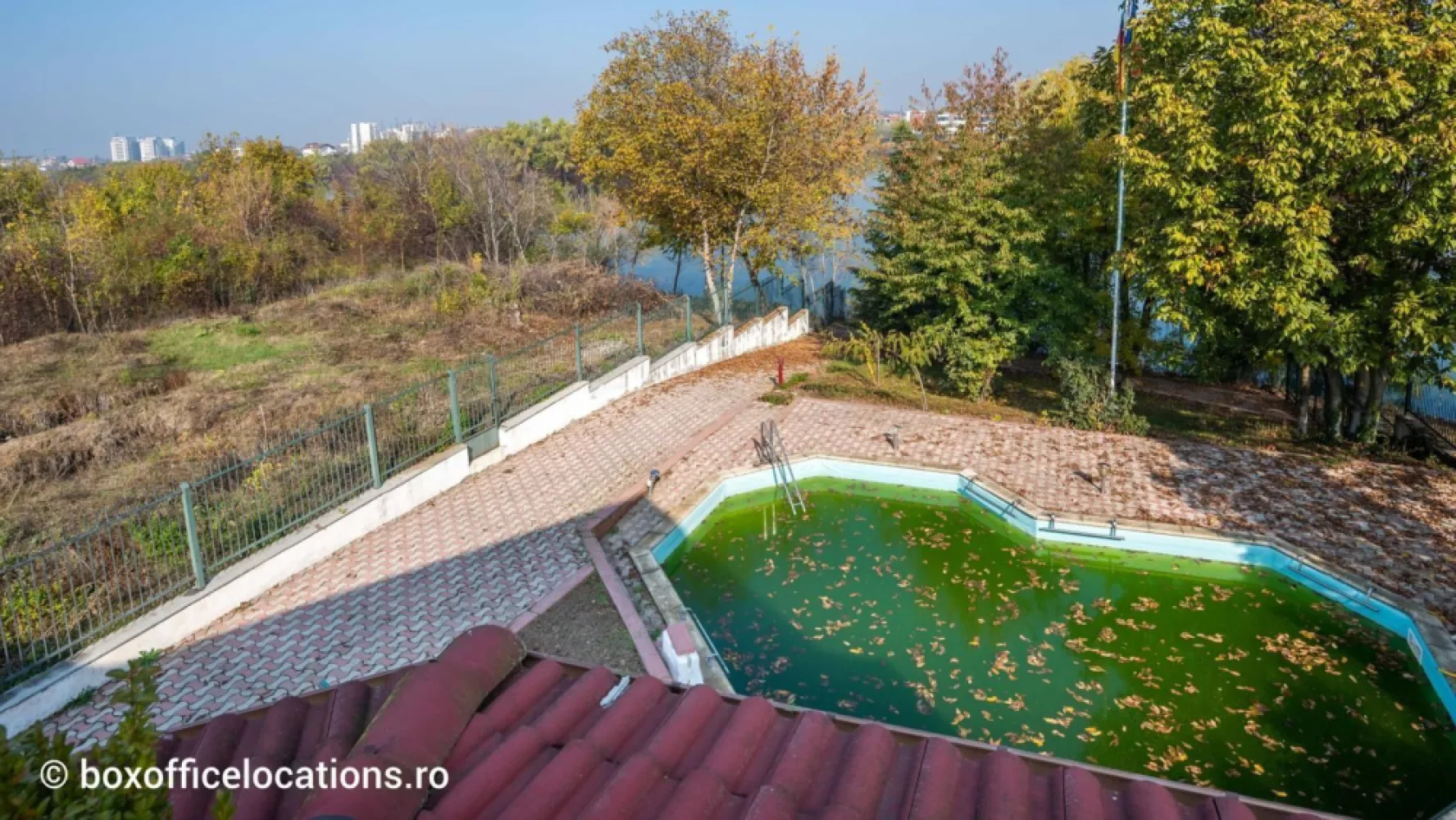 Vilă deschidere lac Grivița direct proprietar cu 20 m și 20 strada - Va propunem spre vânzare o casa deosebita care se remarca atât prin suprafața terenului pe care este amplasată de 2000 metri cu deschidere de 20 m la lacul Grivița și 20 metri deschidere cu strada Scrovistea.
Vila are o suprafață de 350 m pătrați locuibili și este compusa din garaj demisol parter și etaj ,la demisol avem camera tehnica o alta camera mare de depozitare baie sala fitness și sauna .
Parter avem birou bucătărie baie living cu ieșire terasa acces la piscina .
Etaj avem 3 dormitoare cu trei bai din care un dormitor este matrimonial cu baie proprie și terasa .
Pentru informații ma puteți contacta la nr de mai jos.