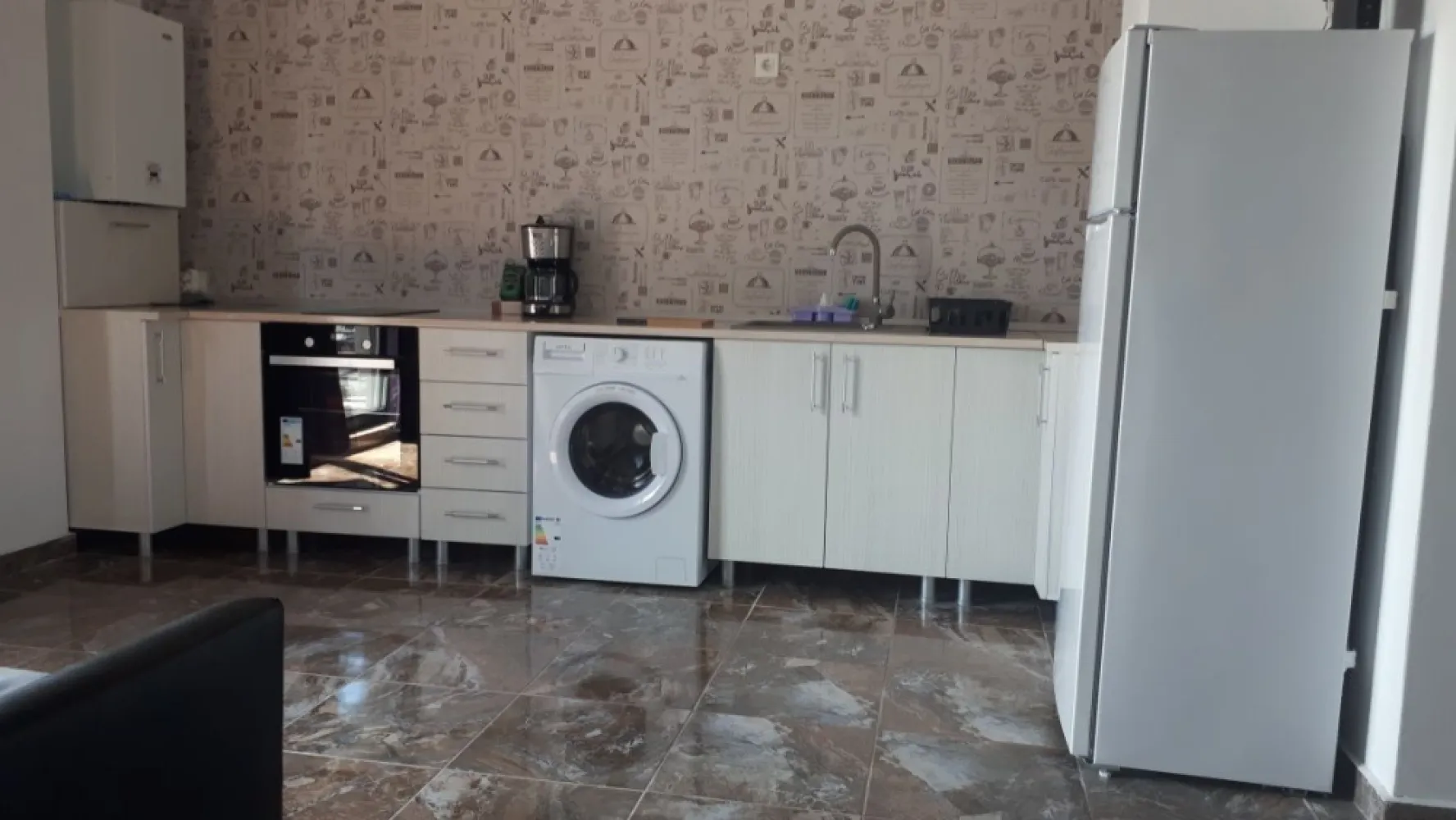 Vind 2 apartamente mamaia nord - Vind 2 ap mamaia nord la cheie ,vis a vis de peco voll la strada principala cu toate utilitatile .
Ap1 : 1dormitor,1living open space ,hol baie balcon. 38m2 utili.
Pret 60000€
Ap2: 1 dormitor cu balcon ,1 living open space cu terasa ,baie ,hol . 43m2 utili
Pret 65000€
Apartamentele se vind la cheie cu toate utilitatile incluse.
Tel 07******10