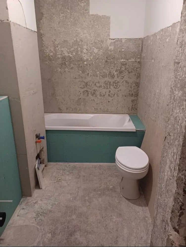 Vand sau schimb apartament plus teren - Vand sau schimb apartament 3 camere in carpati ll et lV plus o parcela de teren de 6 ari in cionchesti cu proiect pt casa , schimb cu casa. Apartamentul trebuie renovat, toate materialele sunt cumparate.